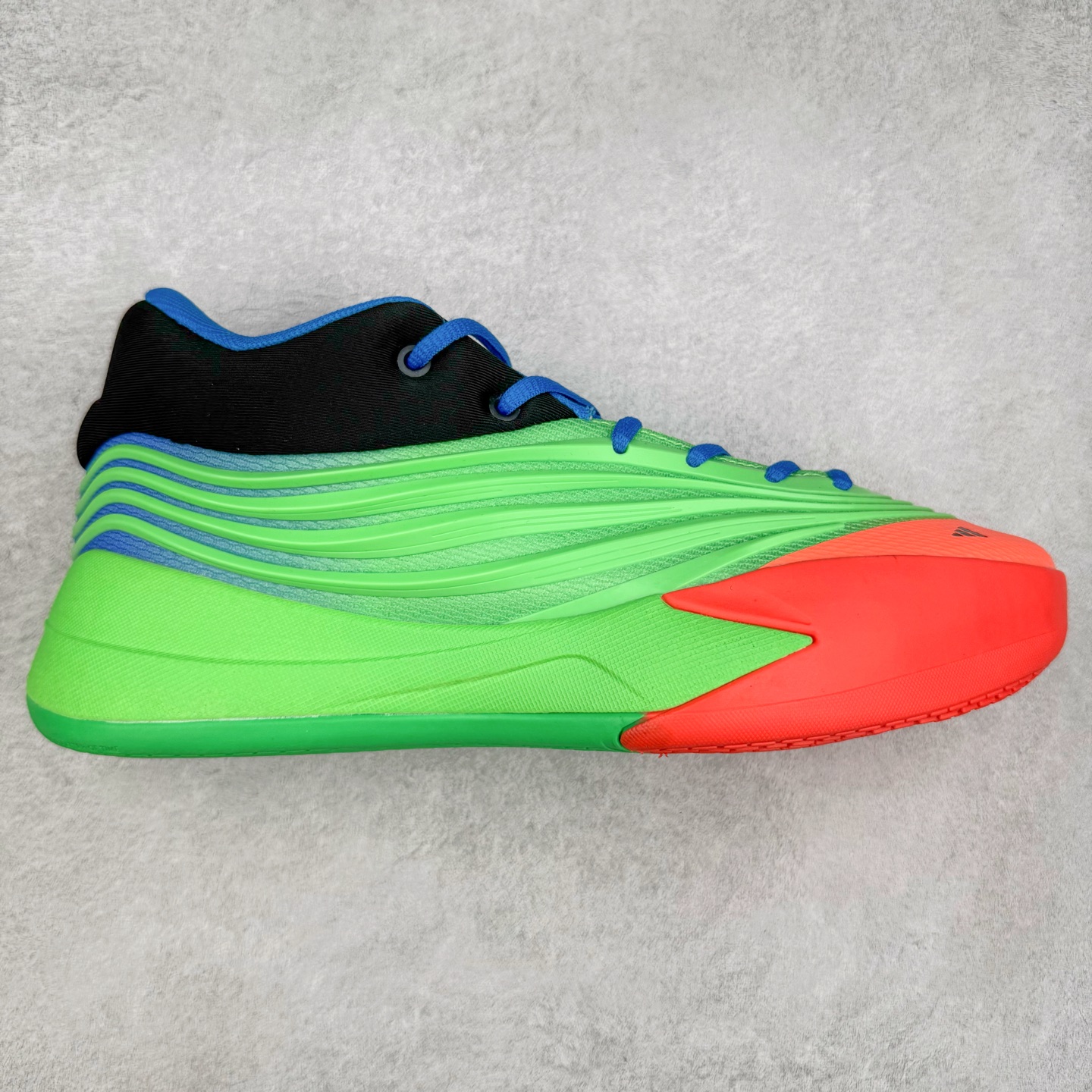 AD Dame 10 Dolla 利拉德十代舒适百搭防滑耐磨低帮篮球鞋 JP6089 采用了经典的色调进行点缀 鞋面设计较为古典 不由得让人想起本世纪初的篮球鞋鞋型 鞋面两侧的可视化支撑片量大管饱 保证了穿着者实战的稳定性 套鞋设定使得鞋履的包裹感更加出色 并且缓解了前几代被诟病的脚背挤压问题 中底部分与鞋面下部色彩自然衔接 让鞋履的色彩视觉感更加阔达 更让人惊叹的便是鞋底也是直接选择了红色 鞋面、中底的色彩结合 不仅证实了前面的复古想法 也让这款鞋履在目前众多爆料的新鞋款中脱颖而出 尺码：40 40.5 41 42 42.5 43 44 44.5 45 46-选品中心