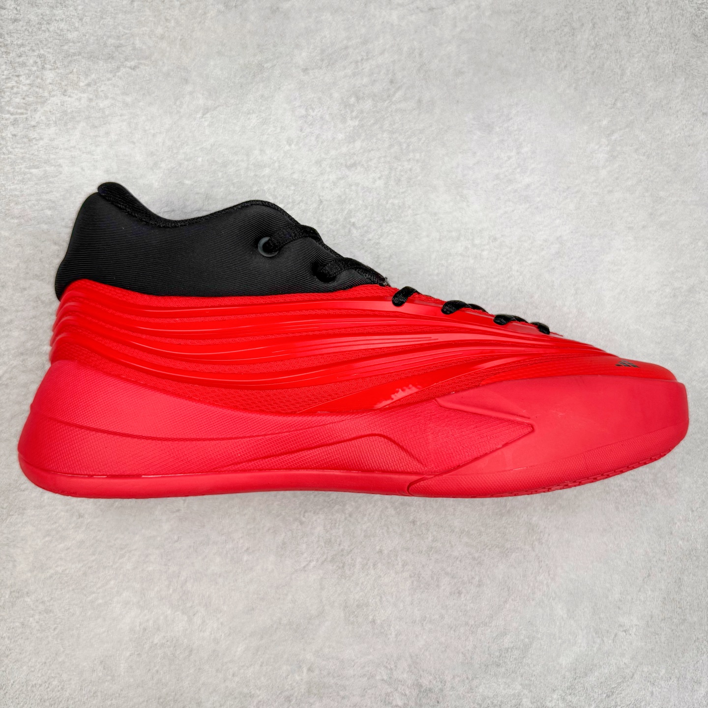 AD Dame 10 Dolla 利拉德十代舒适百搭防滑耐磨低帮篮球鞋 JP6093 采用了经典的色调进行点缀 鞋面设计较为古典 不由得让人想起本世纪初的篮球鞋鞋型 鞋面两侧的可视化支撑片量大管饱 保证了穿着者实战的稳定性 套鞋设定使得鞋履的包裹感更加出色 并且缓解了前几代被诟病的脚背挤压问题 中底部分与鞋面下部色彩自然衔接 让鞋履的色彩视觉感更加阔达 更让人惊叹的便是鞋底也是直接选择了红色 鞋面、中底的色彩结合 不仅证实了前面的复古想法 也让这款鞋履在目前众多爆料的新鞋款中脱颖而出 尺码：40 40.5 41 42 42.5 43 44 44.5 45 46-选品中心