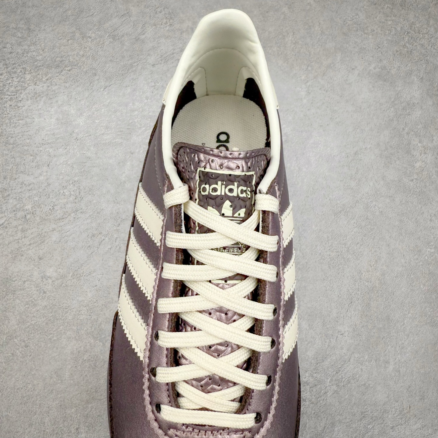 图片[5]-＃HP纯原 AD Wmns SL72 OG 系列德训足球风百搭低帮休闲运动板鞋 JH6463 采用高弹EVA+MODEL+RB三层组合底 区别市面RB一体大底 三层组合鞋底重量与原鞋一致 Originals 将有「T 头鞋」造型的诞生于 1972 年的 SL72 鞋款复刻带回 各位买鞋又有新选择了 1972 年 SL72 问世后 引领了后来阿迪达斯的跑鞋发展方向 其中「SL」代表了 Super Light 彰显了产品轻便的特性 1972 年 SL72 问世后 引领了后来阿迪达斯的跑鞋发展方向 其中「SL」代表了 Super Light 彰显了产品轻便的特性 这次 Originals 延续其轻质经典的基因 带来男女两款 SL72 男生款带来 SL72 RS 鞋型 RS 意为 Reshaped（重塑）鞋款在保留了经典的外观基础上 在尼龙材质里增加了填充物 使鞋型更加挺立和饱满 鞋头则更加圆润 鞋底的 EVA 材质则增加了鞋款的高度 女生款则带来 SL72 OG W 鞋型 OG 顾名思义则是致敬经典款式 相较于 RS（Reshaped）鞋款 鞋身更加纤细 其整体鞋身轮廓、线条、细节、材质上尊崇 70 年代 SL72 的设计 还原经典味道 尺码：36 36⅔ 37⅓ 38 38⅔ 39⅓ 40 40⅔ 41⅓ 42 42⅔ 43⅓ 44 44⅔ 45-选品中心