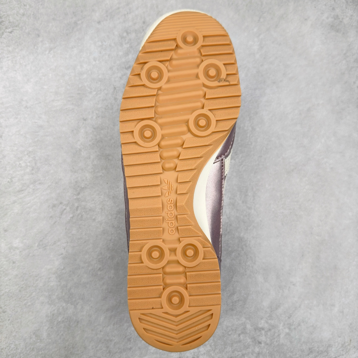 图片[9]-＃HP纯原 AD Wmns SL72 OG 系列德训足球风百搭低帮休闲运动板鞋 JH6463 采用高弹EVA+MODEL+RB三层组合底 区别市面RB一体大底 三层组合鞋底重量与原鞋一致 Originals 将有「T 头鞋」造型的诞生于 1972 年的 SL72 鞋款复刻带回 各位买鞋又有新选择了 1972 年 SL72 问世后 引领了后来阿迪达斯的跑鞋发展方向 其中「SL」代表了 Super Light 彰显了产品轻便的特性 1972 年 SL72 问世后 引领了后来阿迪达斯的跑鞋发展方向 其中「SL」代表了 Super Light 彰显了产品轻便的特性 这次 Originals 延续其轻质经典的基因 带来男女两款 SL72 男生款带来 SL72 RS 鞋型 RS 意为 Reshaped（重塑）鞋款在保留了经典的外观基础上 在尼龙材质里增加了填充物 使鞋型更加挺立和饱满 鞋头则更加圆润 鞋底的 EVA 材质则增加了鞋款的高度 女生款则带来 SL72 OG W 鞋型 OG 顾名思义则是致敬经典款式 相较于 RS（Reshaped）鞋款 鞋身更加纤细 其整体鞋身轮廓、线条、细节、材质上尊崇 70 年代 SL72 的设计 还原经典味道 尺码：36 36⅔ 37⅓ 38 38⅔ 39⅓ 40 40⅔ 41⅓ 42 42⅔ 43⅓ 44 44⅔ 45-选品中心