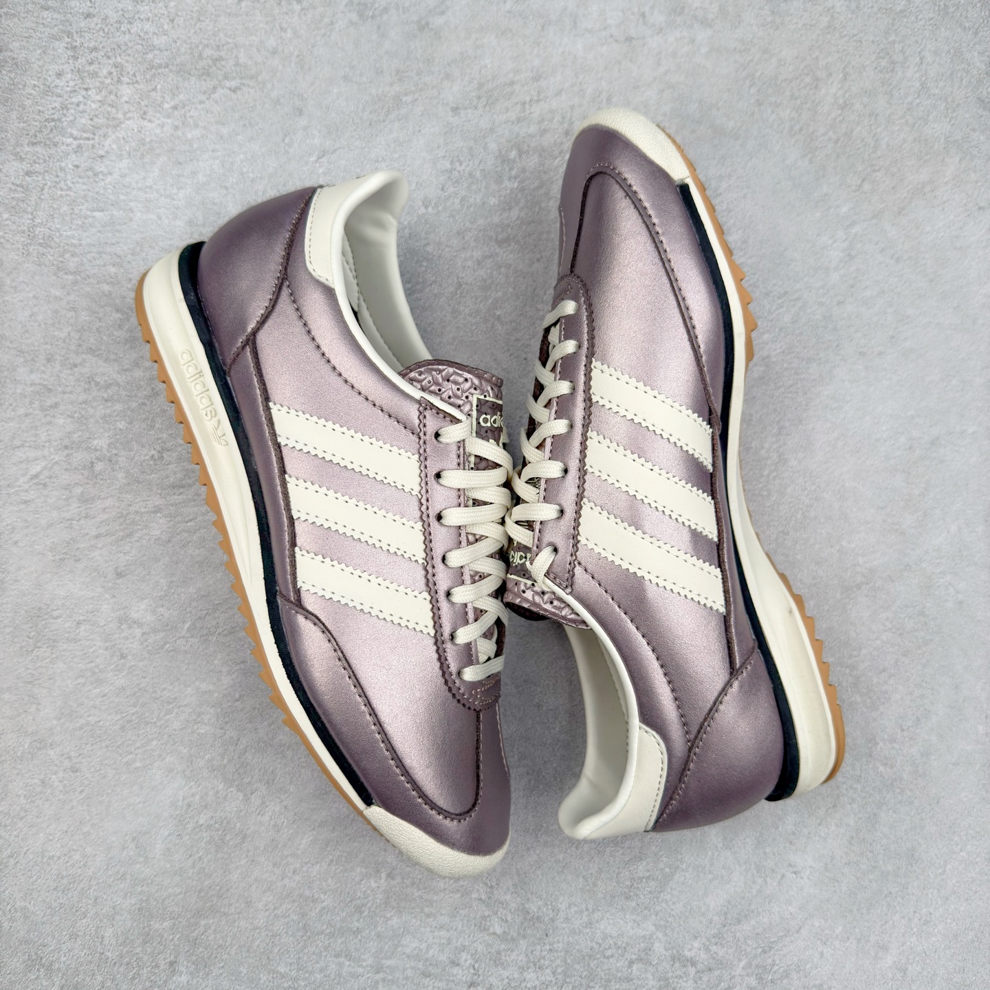 图片[3]-＃HP纯原 AD Wmns SL72 OG 系列德训足球风百搭低帮休闲运动板鞋 JH6463 采用高弹EVA+MODEL+RB三层组合底 区别市面RB一体大底 三层组合鞋底重量与原鞋一致 Originals 将有「T 头鞋」造型的诞生于 1972 年的 SL72 鞋款复刻带回 各位买鞋又有新选择了 1972 年 SL72 问世后 引领了后来阿迪达斯的跑鞋发展方向 其中「SL」代表了 Super Light 彰显了产品轻便的特性 1972 年 SL72 问世后 引领了后来阿迪达斯的跑鞋发展方向 其中「SL」代表了 Super Light 彰显了产品轻便的特性 这次 Originals 延续其轻质经典的基因 带来男女两款 SL72 男生款带来 SL72 RS 鞋型 RS 意为 Reshaped（重塑）鞋款在保留了经典的外观基础上 在尼龙材质里增加了填充物 使鞋型更加挺立和饱满 鞋头则更加圆润 鞋底的 EVA 材质则增加了鞋款的高度 女生款则带来 SL72 OG W 鞋型 OG 顾名思义则是致敬经典款式 相较于 RS（Reshaped）鞋款 鞋身更加纤细 其整体鞋身轮廓、线条、细节、材质上尊崇 70 年代 SL72 的设计 还原经典味道 尺码：36 36⅔ 37⅓ 38 38⅔ 39⅓ 40 40⅔ 41⅓ 42 42⅔ 43⅓ 44 44⅔ 45-选品中心