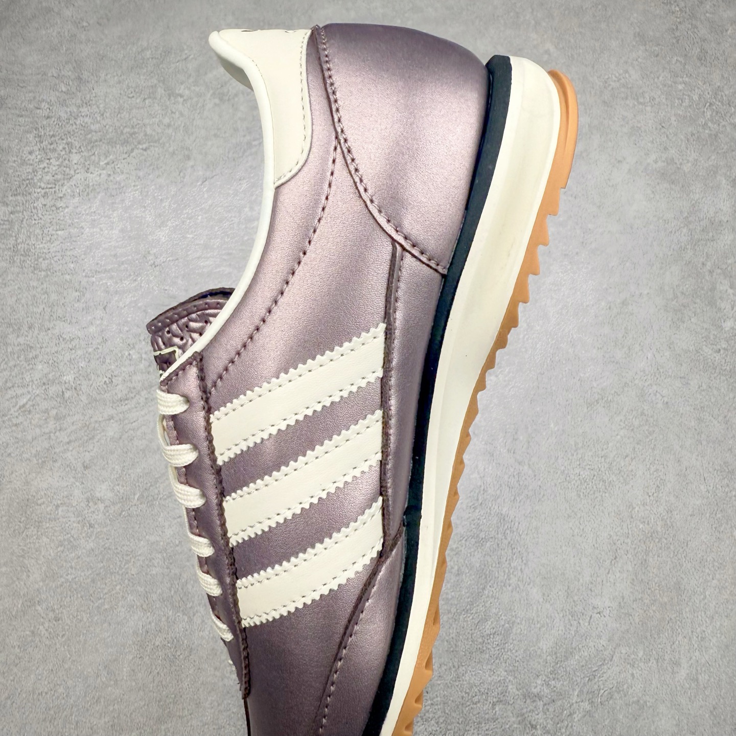 图片[7]-＃HP纯原 AD Wmns SL72 OG 系列德训足球风百搭低帮休闲运动板鞋 JH6463 采用高弹EVA+MODEL+RB三层组合底 区别市面RB一体大底 三层组合鞋底重量与原鞋一致 Originals 将有「T 头鞋」造型的诞生于 1972 年的 SL72 鞋款复刻带回 各位买鞋又有新选择了 1972 年 SL72 问世后 引领了后来阿迪达斯的跑鞋发展方向 其中「SL」代表了 Super Light 彰显了产品轻便的特性 1972 年 SL72 问世后 引领了后来阿迪达斯的跑鞋发展方向 其中「SL」代表了 Super Light 彰显了产品轻便的特性 这次 Originals 延续其轻质经典的基因 带来男女两款 SL72 男生款带来 SL72 RS 鞋型 RS 意为 Reshaped（重塑）鞋款在保留了经典的外观基础上 在尼龙材质里增加了填充物 使鞋型更加挺立和饱满 鞋头则更加圆润 鞋底的 EVA 材质则增加了鞋款的高度 女生款则带来 SL72 OG W 鞋型 OG 顾名思义则是致敬经典款式 相较于 RS（Reshaped）鞋款 鞋身更加纤细 其整体鞋身轮廓、线条、细节、材质上尊崇 70 年代 SL72 的设计 还原经典味道 尺码：36 36⅔ 37⅓ 38 38⅔ 39⅓ 40 40⅔ 41⅓ 42 42⅔ 43⅓ 44 44⅔ 45-选品中心