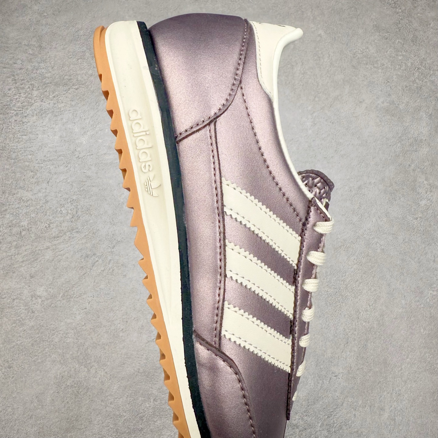 图片[6]-＃HP纯原 AD Wmns SL72 OG 系列德训足球风百搭低帮休闲运动板鞋 JH6463 采用高弹EVA+MODEL+RB三层组合底 区别市面RB一体大底 三层组合鞋底重量与原鞋一致 Originals 将有「T 头鞋」造型的诞生于 1972 年的 SL72 鞋款复刻带回 各位买鞋又有新选择了 1972 年 SL72 问世后 引领了后来阿迪达斯的跑鞋发展方向 其中「SL」代表了 Super Light 彰显了产品轻便的特性 1972 年 SL72 问世后 引领了后来阿迪达斯的跑鞋发展方向 其中「SL」代表了 Super Light 彰显了产品轻便的特性 这次 Originals 延续其轻质经典的基因 带来男女两款 SL72 男生款带来 SL72 RS 鞋型 RS 意为 Reshaped（重塑）鞋款在保留了经典的外观基础上 在尼龙材质里增加了填充物 使鞋型更加挺立和饱满 鞋头则更加圆润 鞋底的 EVA 材质则增加了鞋款的高度 女生款则带来 SL72 OG W 鞋型 OG 顾名思义则是致敬经典款式 相较于 RS（Reshaped）鞋款 鞋身更加纤细 其整体鞋身轮廓、线条、细节、材质上尊崇 70 年代 SL72 的设计 还原经典味道 尺码：36 36⅔ 37⅓ 38 38⅔ 39⅓ 40 40⅔ 41⅓ 42 42⅔ 43⅓ 44 44⅔ 45-选品中心