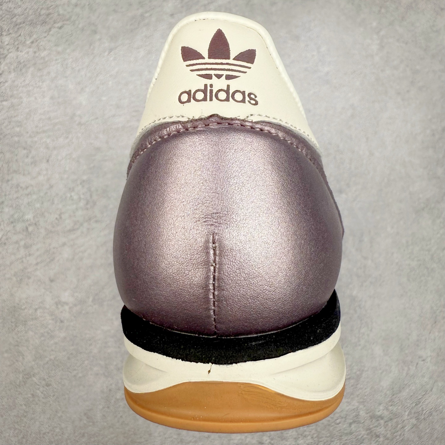 图片[8]-＃HP纯原 AD Wmns SL72 OG 系列德训足球风百搭低帮休闲运动板鞋 JH6463 采用高弹EVA+MODEL+RB三层组合底 区别市面RB一体大底 三层组合鞋底重量与原鞋一致 Originals 将有「T 头鞋」造型的诞生于 1972 年的 SL72 鞋款复刻带回 各位买鞋又有新选择了 1972 年 SL72 问世后 引领了后来阿迪达斯的跑鞋发展方向 其中「SL」代表了 Super Light 彰显了产品轻便的特性 1972 年 SL72 问世后 引领了后来阿迪达斯的跑鞋发展方向 其中「SL」代表了 Super Light 彰显了产品轻便的特性 这次 Originals 延续其轻质经典的基因 带来男女两款 SL72 男生款带来 SL72 RS 鞋型 RS 意为 Reshaped（重塑）鞋款在保留了经典的外观基础上 在尼龙材质里增加了填充物 使鞋型更加挺立和饱满 鞋头则更加圆润 鞋底的 EVA 材质则增加了鞋款的高度 女生款则带来 SL72 OG W 鞋型 OG 顾名思义则是致敬经典款式 相较于 RS（Reshaped）鞋款 鞋身更加纤细 其整体鞋身轮廓、线条、细节、材质上尊崇 70 年代 SL72 的设计 还原经典味道 尺码：36 36⅔ 37⅓ 38 38⅔ 39⅓ 40 40⅔ 41⅓ 42 42⅔ 43⅓ 44 44⅔ 45-选品中心