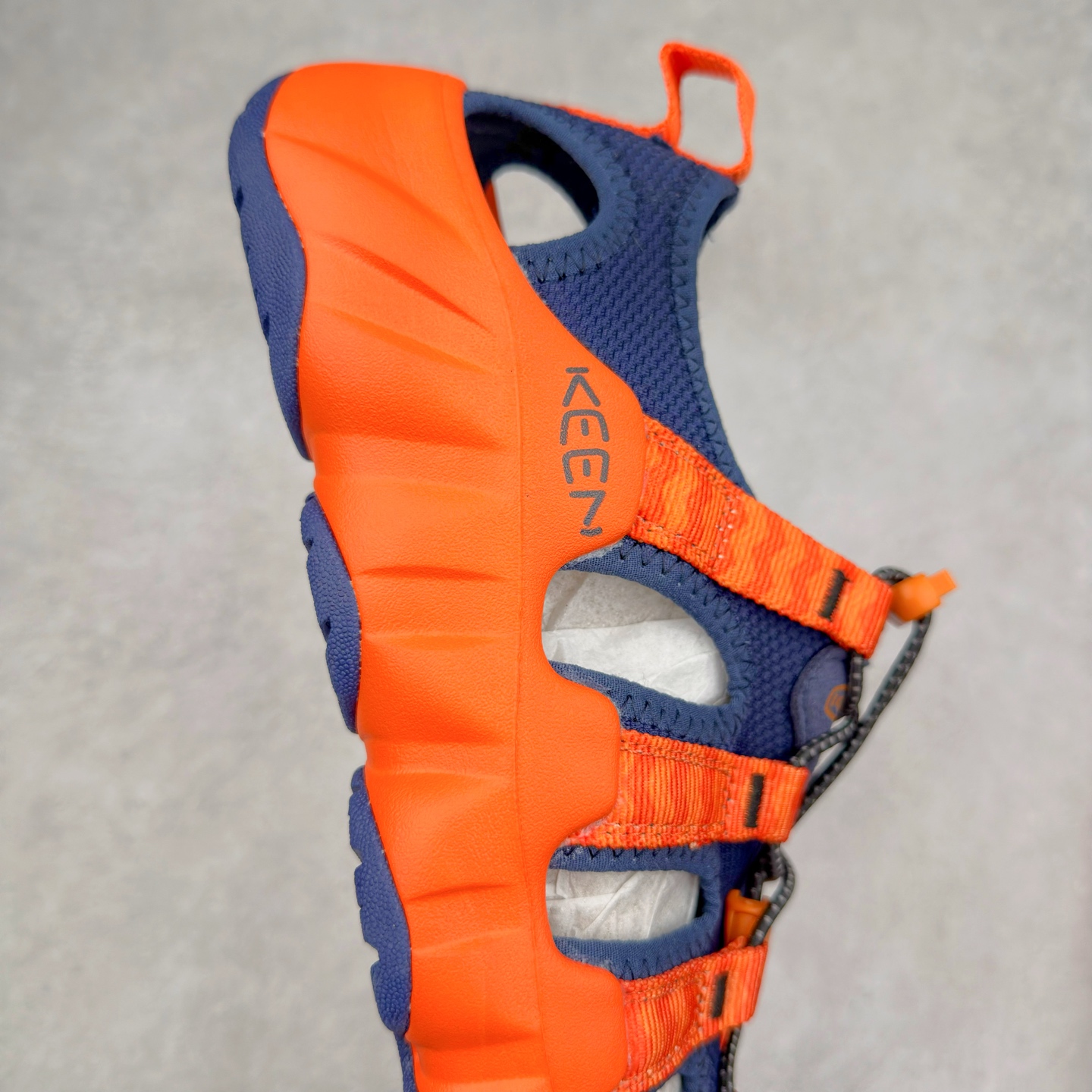 图片[6]-KEEN Hyperport H2 科恩防滑耐磨低帮户外功能鞋溯溪鞋凉鞋 KEEN诞生于2003年的美国人气户外品牌，以一双“保护脚趾”且能涉足水域的户外凉鞋NEWPORT诞生为契机，开启原创制鞋之路。KEEN相信，天空之下即是户外，因为户外不一定是极具挑战性的独自冒险，也可以是与朋友、家人和宠物一同分享外面的世界。同时，KEEN从诞生之初便始终贯彻环保制鞋的理念，不断创造出优秀的原创奇履。脚踏实地，致力向善。我们想和世界产生更多交集为世界减少更多负担，和你趣户外、趣做自己、趣环保让地球和生活都变得更美好。尺码：36 36.5 37.5 38 38.5 39 40 40.5 41 42 42.5 43 44 44.5 45-选品中心