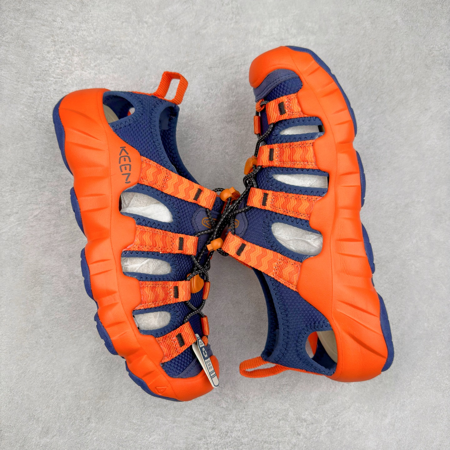 图片[3]-KEEN Hyperport H2 科恩防滑耐磨低帮户外功能鞋溯溪鞋凉鞋 KEEN诞生于2003年的美国人气户外品牌，以一双“保护脚趾”且能涉足水域的户外凉鞋NEWPORT诞生为契机，开启原创制鞋之路。KEEN相信，天空之下即是户外，因为户外不一定是极具挑战性的独自冒险，也可以是与朋友、家人和宠物一同分享外面的世界。同时，KEEN从诞生之初便始终贯彻环保制鞋的理念，不断创造出优秀的原创奇履。脚踏实地，致力向善。我们想和世界产生更多交集为世界减少更多负担，和你趣户外、趣做自己、趣环保让地球和生活都变得更美好。尺码：36 36.5 37.5 38 38.5 39 40 40.5 41 42 42.5 43 44 44.5 45-选品中心