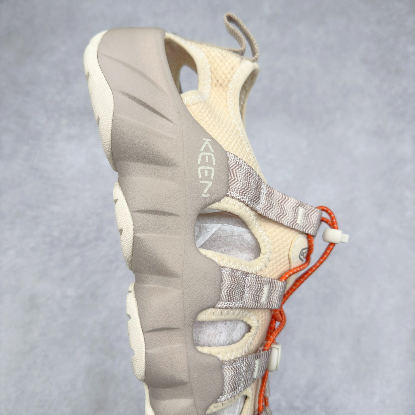 图片[6]-KEEN Hyperport H2 科恩防滑耐磨低帮户外功能鞋溯溪鞋凉鞋 KEEN诞生于2003年的美国人气户外品牌，以一双“保护脚趾”且能涉足水域的户外凉鞋NEWPORT诞生为契机，开启原创制鞋之路。KEEN相信，天空之下即是户外，因为户外不一定是极具挑战性的独自冒险，也可以是与朋友、家人和宠物一同分享外面的世界。同时，KEEN从诞生之初便始终贯彻环保制鞋的理念，不断创造出优秀的原创奇履。脚踏实地，致力向善。我们想和世界产生更多交集为世界减少更多负担，和你趣户外、趣做自己、趣环保让地球和生活都变得更美好。尺码：36 36.5 37.5 38 38.5 39 40 40.5 41 42 42.5 43 44 44.5 45-选品中心