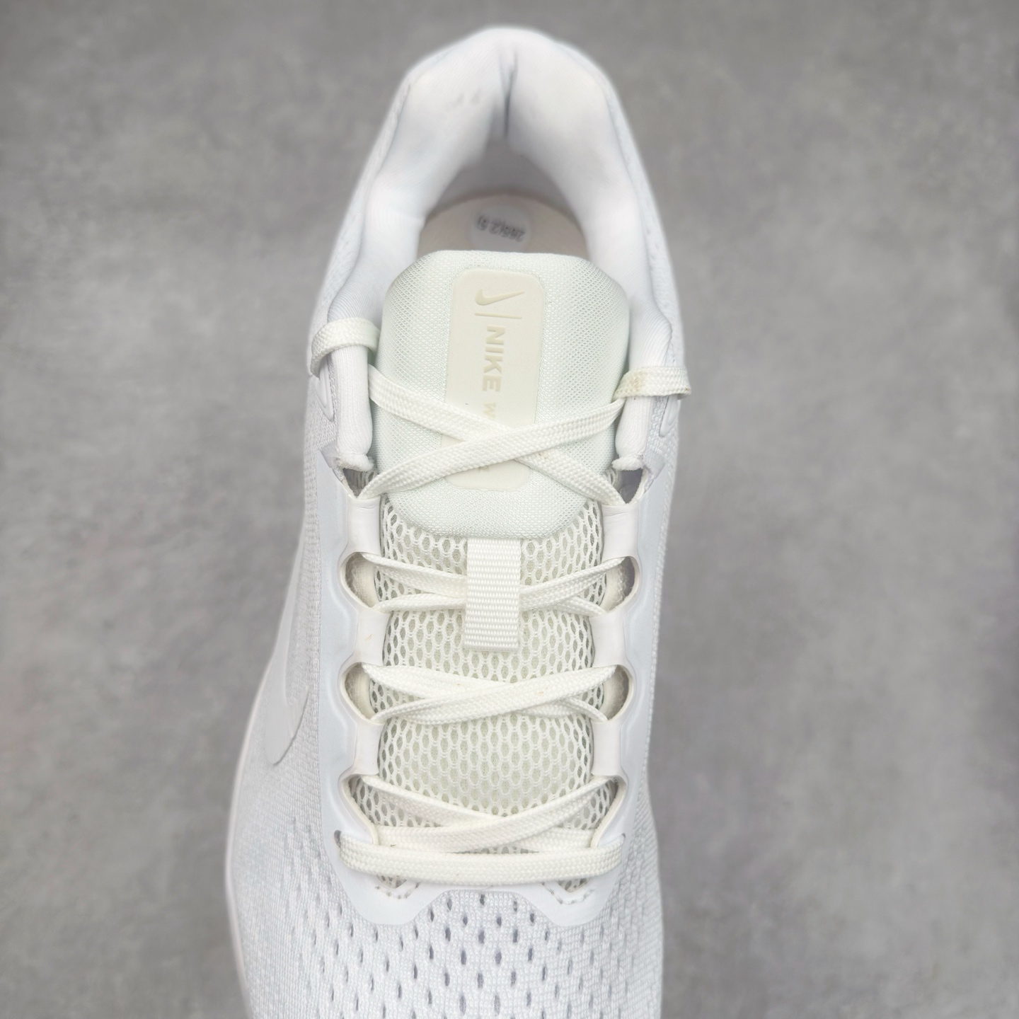 图片[5]-＃TG纯原 NK Winflo 11 舒适轻便低帮休闲跑步鞋 独家渠道 市面未流通批次 奥莱直播间499 599一样的东西 碾压市面现存所有版本 公司一样的东西 超值回馈 帮你省钱 拥有 Zoom Air 一如既往的稳定感和流畅感 鞋面采用工程网眼设计 为特定高热区域营造出色透气性 进一步增加鞋面的穿孔数量 让足部能够快速散热 中足搭配 Flywire 飞线 在高速运动时营造舒适稳定的贴合感 内置Zoon气垫加持 动力十足 尺码：36 36.5 37.5 38 38.5 39 40 40.5 41 42 42.5 43 44 44.5 45-选品中心