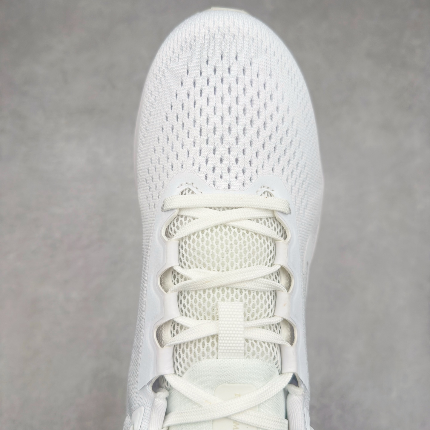 图片[4]-＃TG纯原 NK Winflo 11 舒适轻便低帮休闲跑步鞋 独家渠道 市面未流通批次 奥莱直播间499 599一样的东西 碾压市面现存所有版本 公司一样的东西 超值回馈 帮你省钱 拥有 Zoom Air 一如既往的稳定感和流畅感 鞋面采用工程网眼设计 为特定高热区域营造出色透气性 进一步增加鞋面的穿孔数量 让足部能够快速散热 中足搭配 Flywire 飞线 在高速运动时营造舒适稳定的贴合感 内置Zoon气垫加持 动力十足 尺码：36 36.5 37.5 38 38.5 39 40 40.5 41 42 42.5 43 44 44.5 45-选品中心