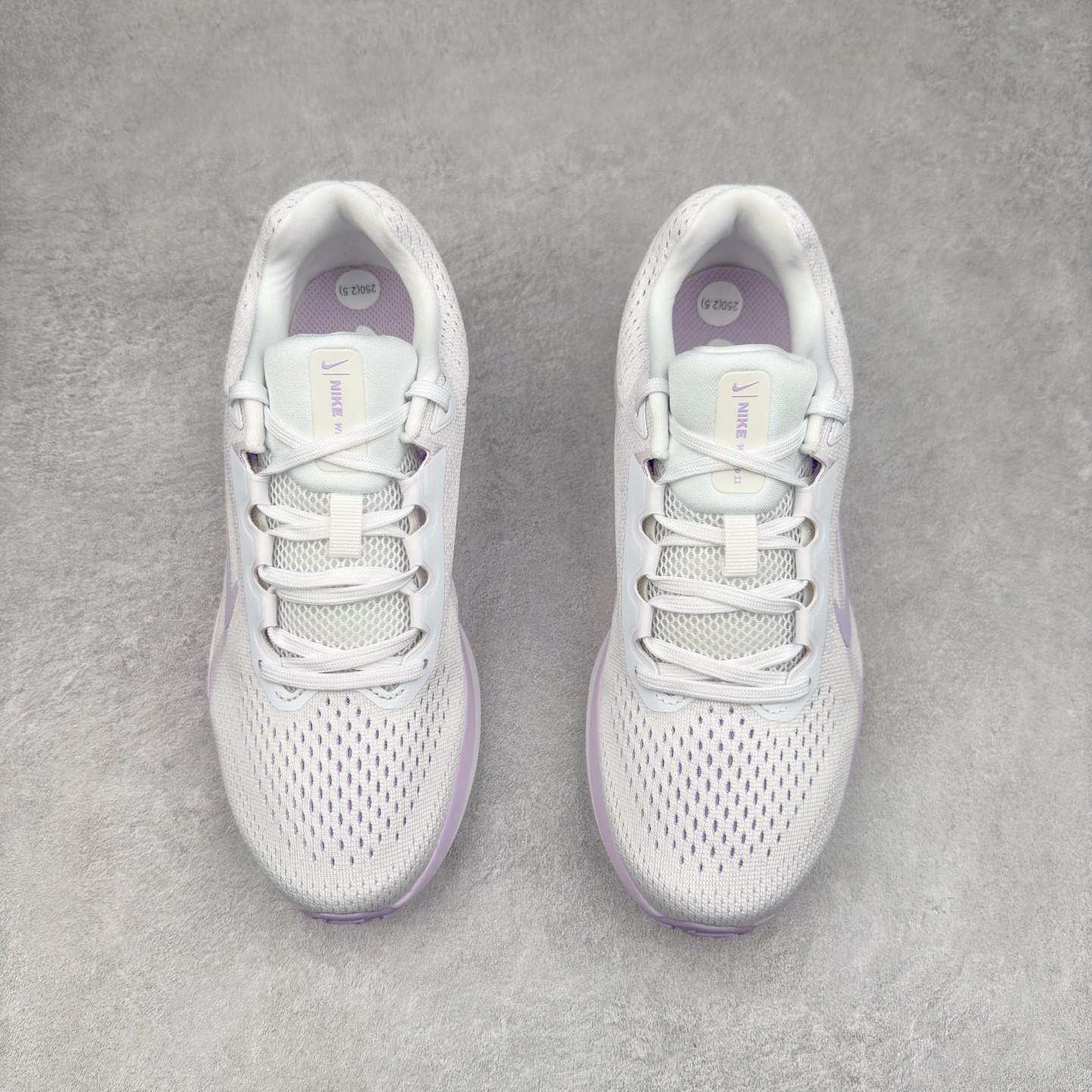 图片[2]-＃TG纯原 NK Winflo 11 舒适轻便低帮休闲跑步鞋 独家渠道 市面未流通批次 奥莱直播间499 599一样的东西 碾压市面现存所有版本 公司一样的东西 超值回馈 帮你省钱 拥有 Zoom Air 一如既往的稳定感和流畅感 鞋面采用工程网眼设计 为特定高热区域营造出色透气性 进一步增加鞋面的穿孔数量 让足部能够快速散热 中足搭配 Flywire 飞线 在高速运动时营造舒适稳定的贴合感 内置Zoon气垫加持 动力十足 尺码：36 36.5 37.5 38 38.5 39 40 40.5 41 42 42.5 43 44 44.5 45-选品中心