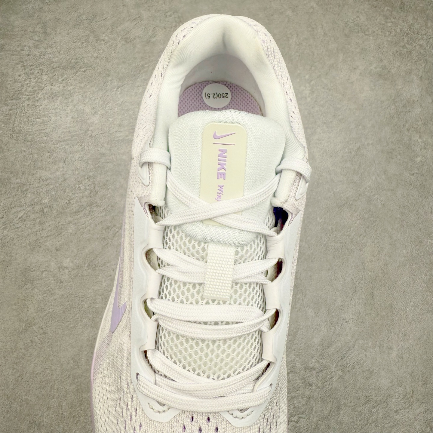 图片[5]-＃TG纯原 NK Winflo 11 舒适轻便低帮休闲跑步鞋 独家渠道 市面未流通批次 奥莱直播间499 599一样的东西 碾压市面现存所有版本 公司一样的东西 超值回馈 帮你省钱 拥有 Zoom Air 一如既往的稳定感和流畅感 鞋面采用工程网眼设计 为特定高热区域营造出色透气性 进一步增加鞋面的穿孔数量 让足部能够快速散热 中足搭配 Flywire 飞线 在高速运动时营造舒适稳定的贴合感 内置Zoon气垫加持 动力十足 尺码：36 36.5 37.5 38 38.5 39 40 40.5 41 42 42.5 43 44 44.5 45-选品中心