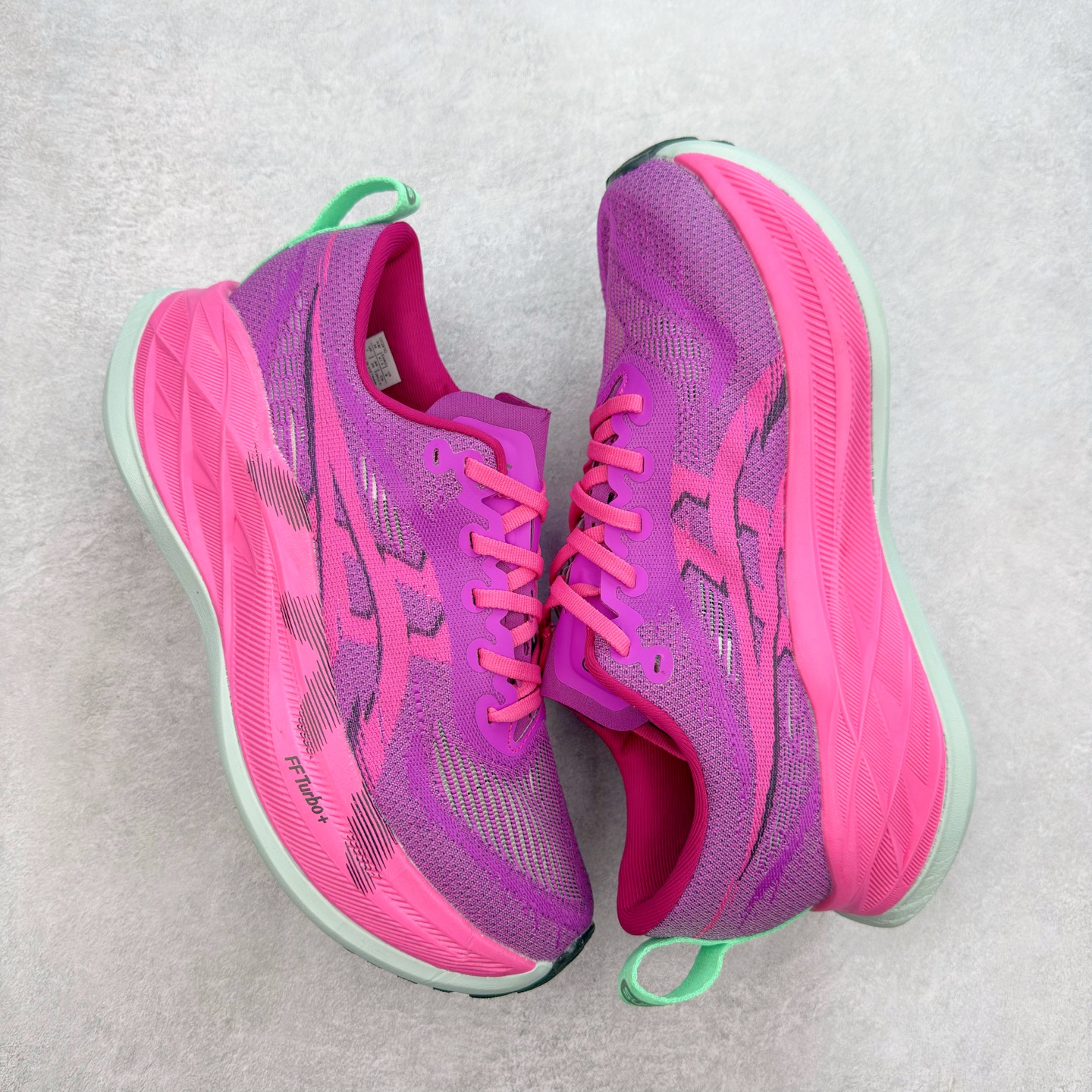 图片[3]-Asics Superblast 2 舒适百搭防滑耐磨低帮跑步鞋 ASICS（亚瑟士）是日本实业家鬼冢喜八郎创立的跑鞋运动品牌，名字想法源自著名的拉丁谚语“AnimaSana In Corpore Sano” ，意为“健全的精神寓于强健的体魄”。正如其名字的含义，ASICS亚瑟士一直坚信保持身体的健康与活力是打造健康快乐的生活方式的最佳途径。亚瑟士的跑鞋、篮球鞋等系列集专业与美貌于一身，拥有极高的热度。2016年，ASICS在“2016年日本最佳全球品牌”排行榜名列第17名。尺码：36 37.5 38 39 40 40.5 41.5 42 42.5 43.5 44 45-选品中心