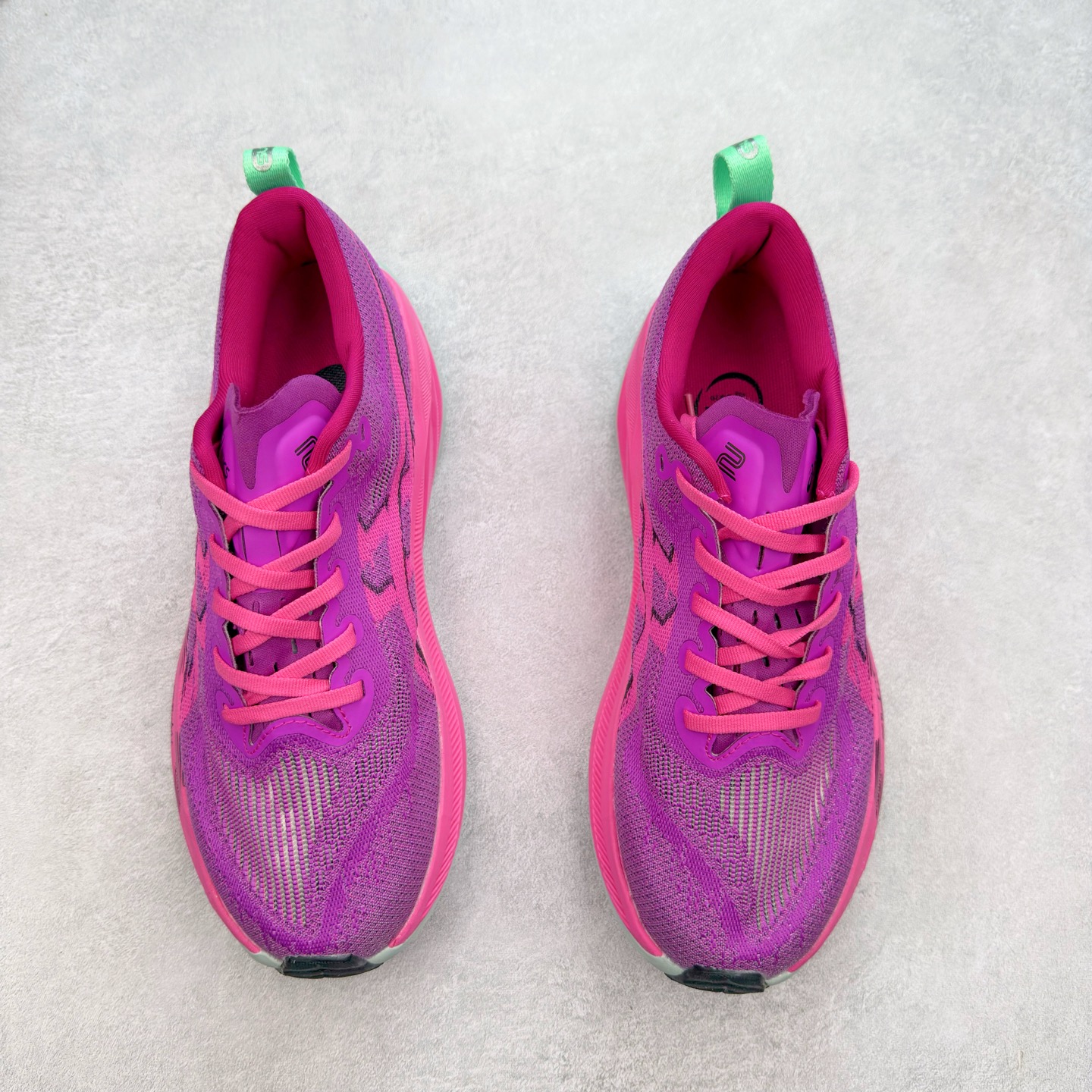 图片[2]-Asics Superblast 2 舒适百搭防滑耐磨低帮跑步鞋 ASICS（亚瑟士）是日本实业家鬼冢喜八郎创立的跑鞋运动品牌，名字想法源自著名的拉丁谚语“AnimaSana In Corpore Sano” ，意为“健全的精神寓于强健的体魄”。正如其名字的含义，ASICS亚瑟士一直坚信保持身体的健康与活力是打造健康快乐的生活方式的最佳途径。亚瑟士的跑鞋、篮球鞋等系列集专业与美貌于一身，拥有极高的热度。2016年，ASICS在“2016年日本最佳全球品牌”排行榜名列第17名。尺码：36 37.5 38 39 40 40.5 41.5 42 42.5 43.5 44 45-选品中心