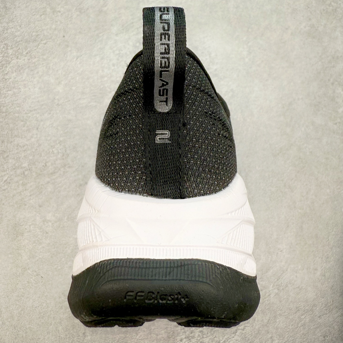 图片[8]-Asics Superblast 2 舒适百搭防滑耐磨低帮跑步鞋 ASICS（亚瑟士）是日本实业家鬼冢喜八郎创立的跑鞋运动品牌，名字想法源自著名的拉丁谚语“AnimaSana In Corpore Sano” ，意为“健全的精神寓于强健的体魄”。正如其名字的含义，ASICS亚瑟士一直坚信保持身体的健康与活力是打造健康快乐的生活方式的最佳途径。亚瑟士的跑鞋、篮球鞋等系列集专业与美貌于一身，拥有极高的热度。2016年，ASICS在“2016年日本最佳全球品牌”排行榜名列第17名。尺码：36 37.5 38 39 40 40.5 41.5 42 42.5 43.5 44 45-选品中心