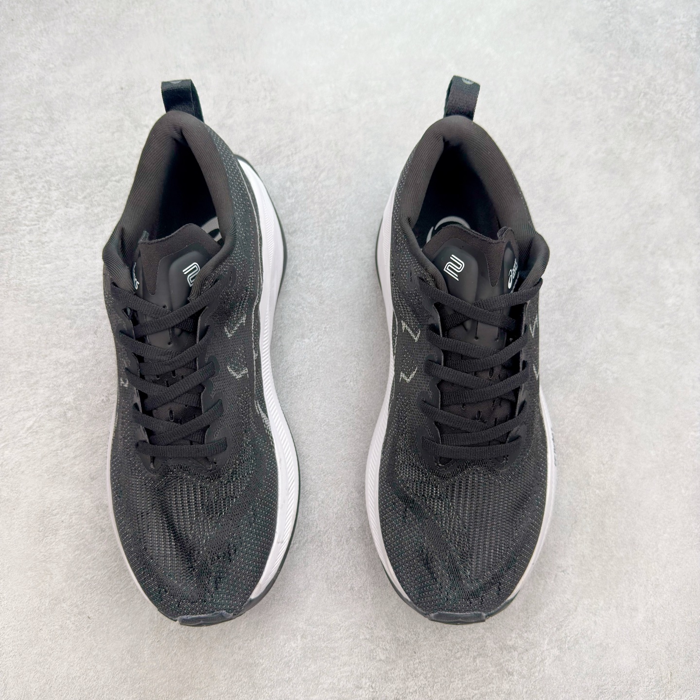 图片[2]-Asics Superblast 2 舒适百搭防滑耐磨低帮跑步鞋 ASICS（亚瑟士）是日本实业家鬼冢喜八郎创立的跑鞋运动品牌，名字想法源自著名的拉丁谚语“AnimaSana In Corpore Sano” ，意为“健全的精神寓于强健的体魄”。正如其名字的含义，ASICS亚瑟士一直坚信保持身体的健康与活力是打造健康快乐的生活方式的最佳途径。亚瑟士的跑鞋、篮球鞋等系列集专业与美貌于一身，拥有极高的热度。2016年，ASICS在“2016年日本最佳全球品牌”排行榜名列第17名。尺码：36 37.5 38 39 40 40.5 41.5 42 42.5 43.5 44 45-选品中心