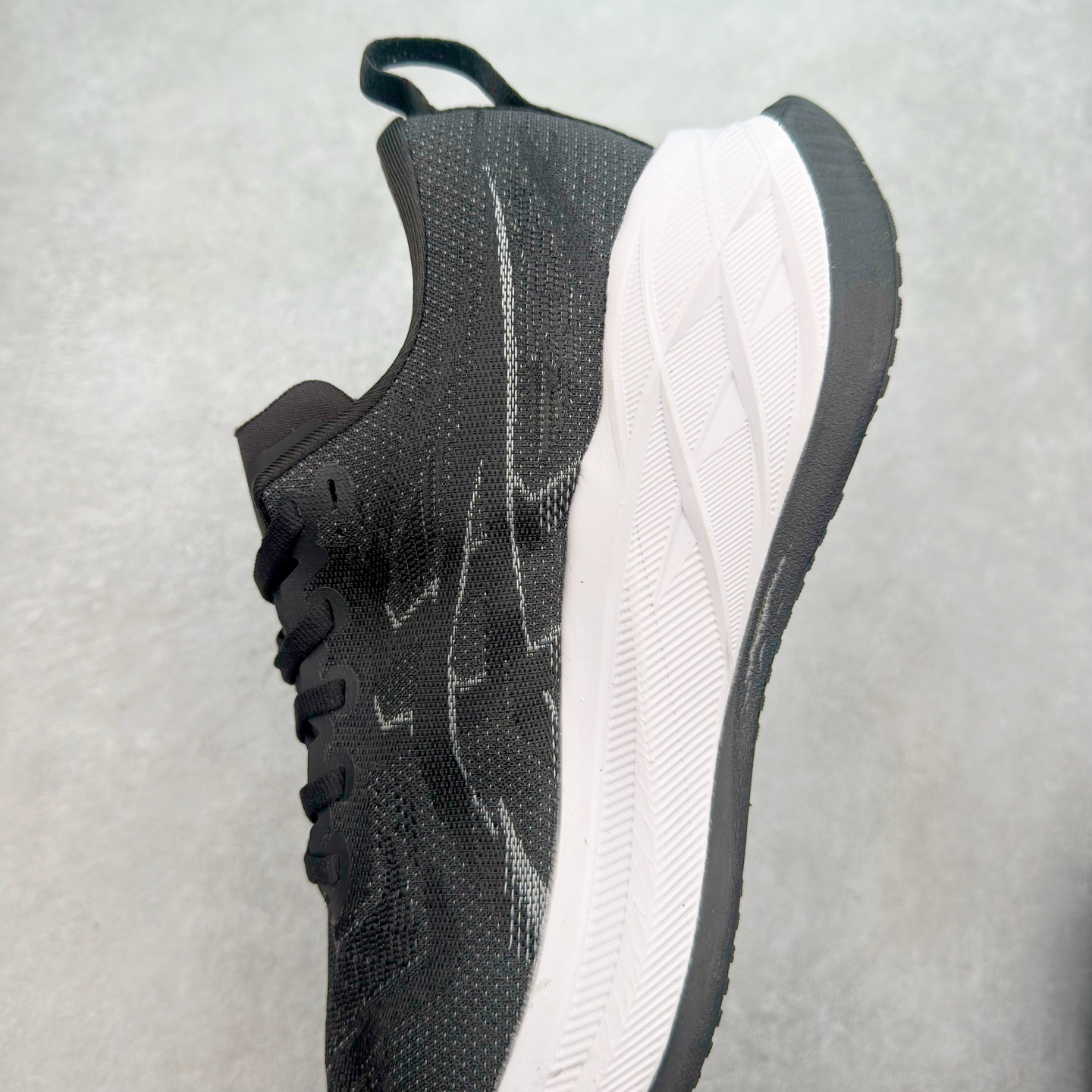 图片[7]-Asics Superblast 2 舒适百搭防滑耐磨低帮跑步鞋 ASICS（亚瑟士）是日本实业家鬼冢喜八郎创立的跑鞋运动品牌，名字想法源自著名的拉丁谚语“AnimaSana In Corpore Sano” ，意为“健全的精神寓于强健的体魄”。正如其名字的含义，ASICS亚瑟士一直坚信保持身体的健康与活力是打造健康快乐的生活方式的最佳途径。亚瑟士的跑鞋、篮球鞋等系列集专业与美貌于一身，拥有极高的热度。2016年，ASICS在“2016年日本最佳全球品牌”排行榜名列第17名。尺码：36 37.5 38 39 40 40.5 41.5 42 42.5 43.5 44 45-选品中心