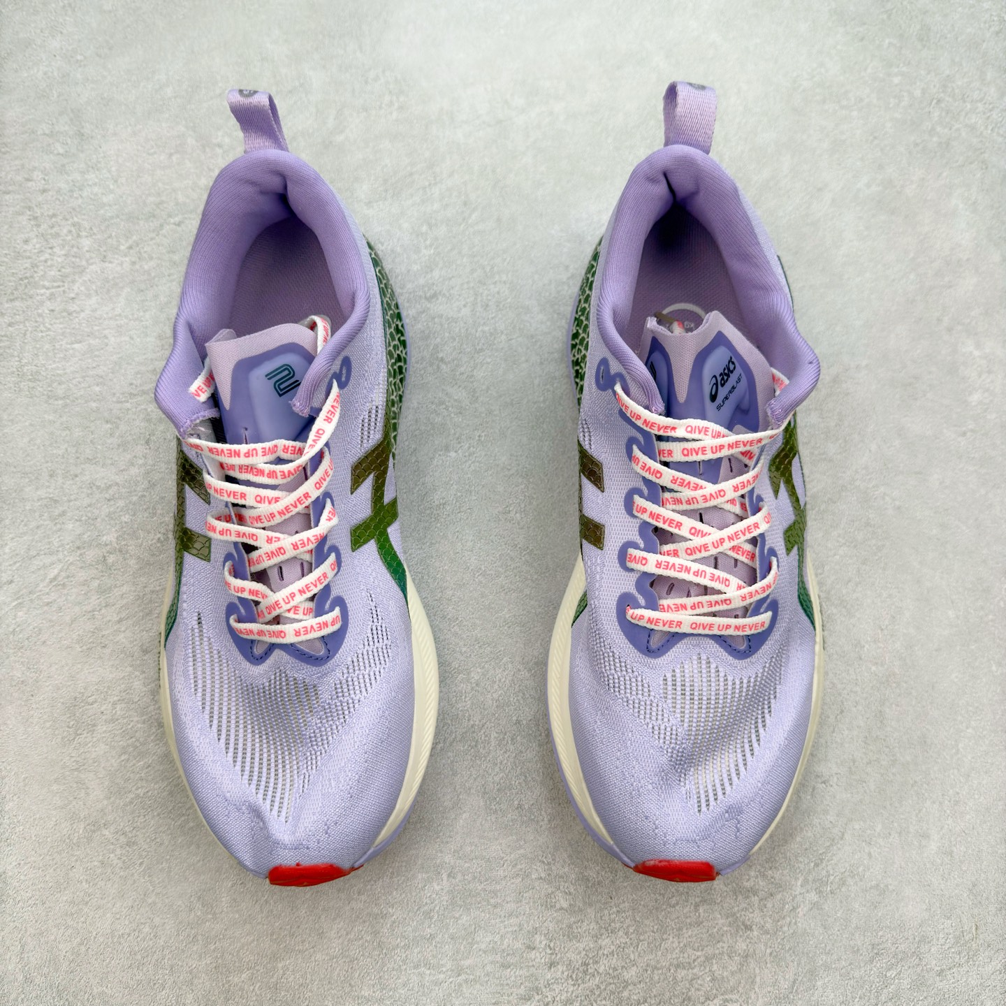 图片[2]-Asics Superblast 2 舒适百搭防滑耐磨低帮跑步鞋 ASICS（亚瑟士）是日本实业家鬼冢喜八郎创立的跑鞋运动品牌，名字想法源自著名的拉丁谚语“AnimaSana In Corpore Sano” ，意为“健全的精神寓于强健的体魄”。正如其名字的含义，ASICS亚瑟士一直坚信保持身体的健康与活力是打造健康快乐的生活方式的最佳途径。亚瑟士的跑鞋、篮球鞋等系列集专业与美貌于一身，拥有极高的热度。2016年，ASICS在“2016年日本最佳全球品牌”排行榜名列第17名。尺码：36 37.5 38 39 40 40.5 41.5 42 42.5 43.5 44 45-选品中心