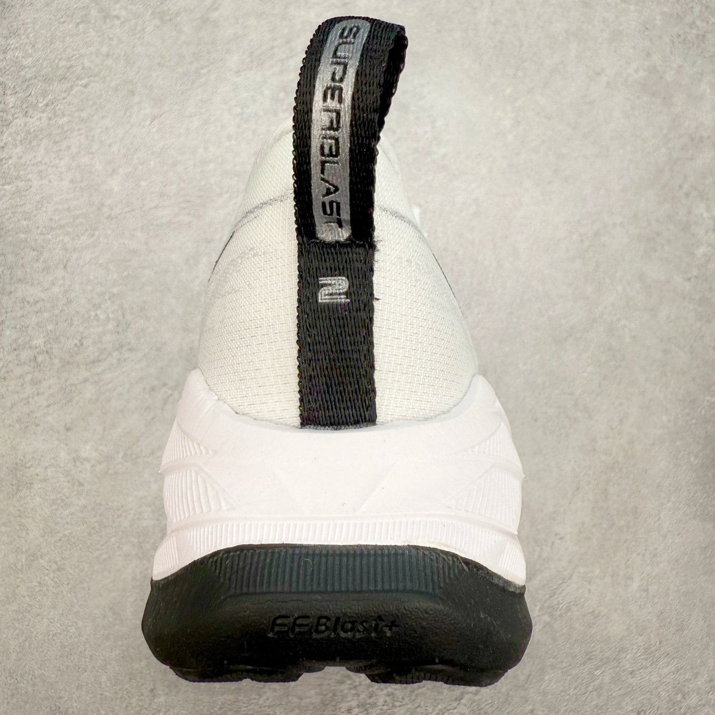 图片[8]-Asics Superblast 2 舒适百搭防滑耐磨低帮跑步鞋 ASICS（亚瑟士）是日本实业家鬼冢喜八郎创立的跑鞋运动品牌，名字想法源自著名的拉丁谚语“AnimaSana In Corpore Sano” ，意为“健全的精神寓于强健的体魄”。正如其名字的含义，ASICS亚瑟士一直坚信保持身体的健康与活力是打造健康快乐的生活方式的最佳途径。亚瑟士的跑鞋、篮球鞋等系列集专业与美貌于一身，拥有极高的热度。2016年，ASICS在“2016年日本最佳全球品牌”排行榜名列第17名。尺码：36 37.5 38 39 40 40.5 41.5 42 42.5 43.5 44 45-选品中心