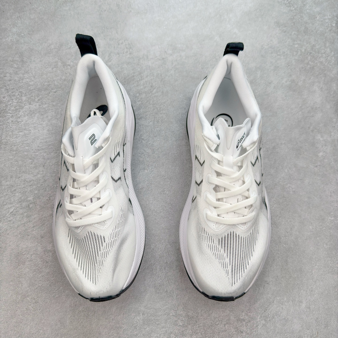 图片[2]-Asics Superblast 2 舒适百搭防滑耐磨低帮跑步鞋 ASICS（亚瑟士）是日本实业家鬼冢喜八郎创立的跑鞋运动品牌，名字想法源自著名的拉丁谚语“AnimaSana In Corpore Sano” ，意为“健全的精神寓于强健的体魄”。正如其名字的含义，ASICS亚瑟士一直坚信保持身体的健康与活力是打造健康快乐的生活方式的最佳途径。亚瑟士的跑鞋、篮球鞋等系列集专业与美貌于一身，拥有极高的热度。2016年，ASICS在“2016年日本最佳全球品牌”排行榜名列第17名。尺码：36 37.5 38 39 40 40.5 41.5 42 42.5 43.5 44 45-选品中心