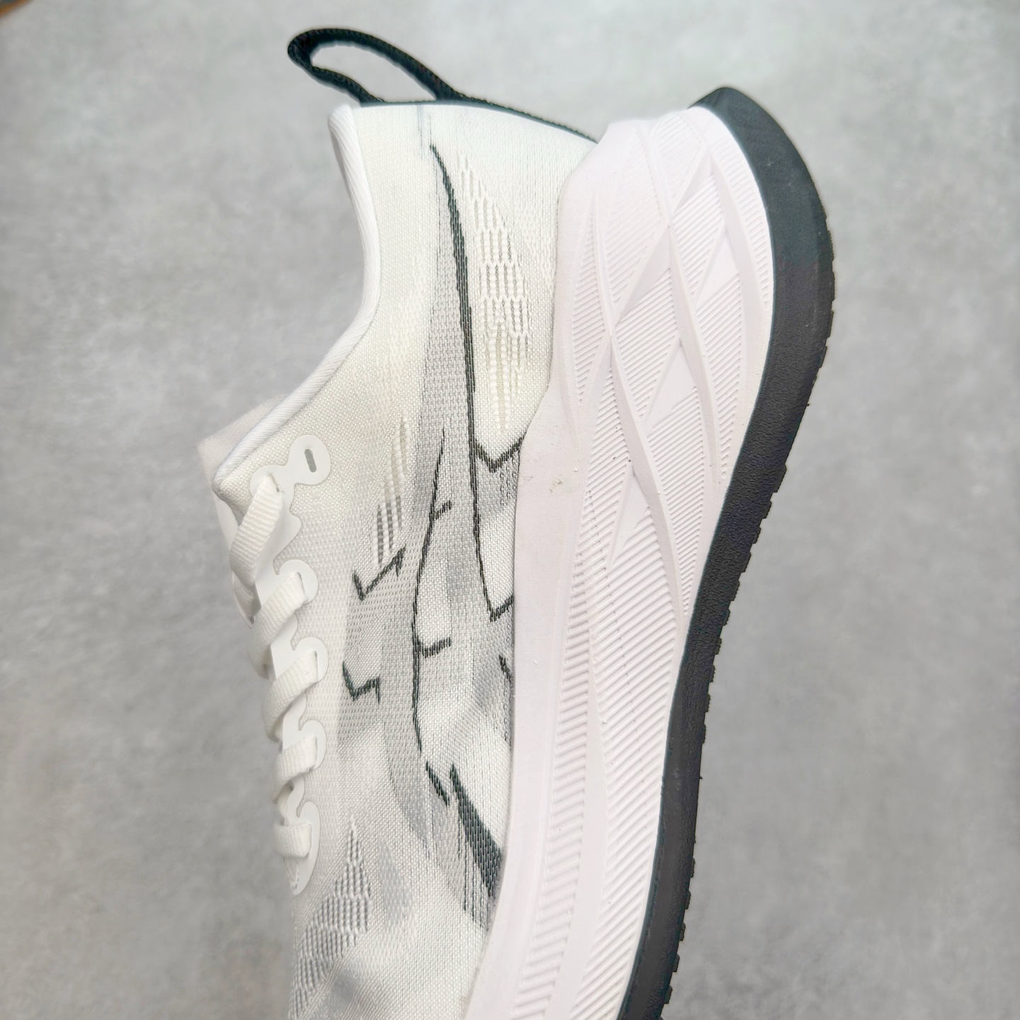 图片[7]-Asics Superblast 2 舒适百搭防滑耐磨低帮跑步鞋 ASICS（亚瑟士）是日本实业家鬼冢喜八郎创立的跑鞋运动品牌，名字想法源自著名的拉丁谚语“AnimaSana In Corpore Sano” ，意为“健全的精神寓于强健的体魄”。正如其名字的含义，ASICS亚瑟士一直坚信保持身体的健康与活力是打造健康快乐的生活方式的最佳途径。亚瑟士的跑鞋、篮球鞋等系列集专业与美貌于一身，拥有极高的热度。2016年，ASICS在“2016年日本最佳全球品牌”排行榜名列第17名。尺码：36 37.5 38 39 40 40.5 41.5 42 42.5 43.5 44 45-选品中心