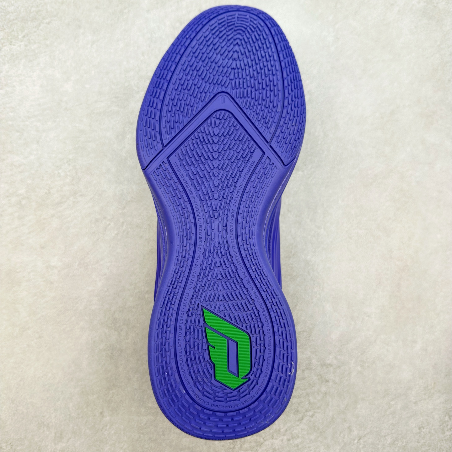 图片[9]-AD Dame 10 Dolla 利拉德十代舒适百搭防滑耐磨低帮篮球鞋 JP6090 采用了经典的色调进行点缀 鞋面设计较为古典 不由得让人想起本世纪初的篮球鞋鞋型 鞋面两侧的可视化支撑片量大管饱 保证了穿着者实战的稳定性 套鞋设定使得鞋履的包裹感更加出色 并且缓解了前几代被诟病的脚背挤压问题 中底部分与鞋面下部色彩自然衔接 让鞋履的色彩视觉感更加阔达 更让人惊叹的便是鞋底也是直接选择了红色 鞋面、中底的色彩结合 不仅证实了前面的复古想法 也让这款鞋履在目前众多爆料的新鞋款中脱颖而出 尺码：40 40.5 41 42 42.5 43 44 44.5 45 46-选品中心