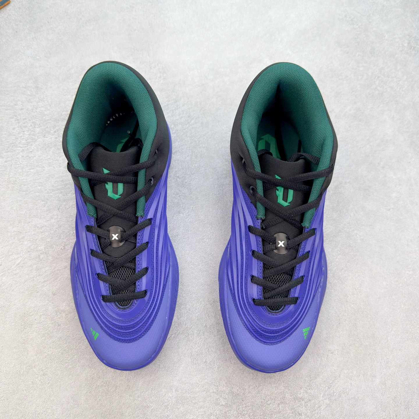 图片[2]-AD Dame 10 Dolla 利拉德十代舒适百搭防滑耐磨低帮篮球鞋 JP6090 采用了经典的色调进行点缀 鞋面设计较为古典 不由得让人想起本世纪初的篮球鞋鞋型 鞋面两侧的可视化支撑片量大管饱 保证了穿着者实战的稳定性 套鞋设定使得鞋履的包裹感更加出色 并且缓解了前几代被诟病的脚背挤压问题 中底部分与鞋面下部色彩自然衔接 让鞋履的色彩视觉感更加阔达 更让人惊叹的便是鞋底也是直接选择了红色 鞋面、中底的色彩结合 不仅证实了前面的复古想法 也让这款鞋履在目前众多爆料的新鞋款中脱颖而出 尺码：40 40.5 41 42 42.5 43 44 44.5 45 46-选品中心