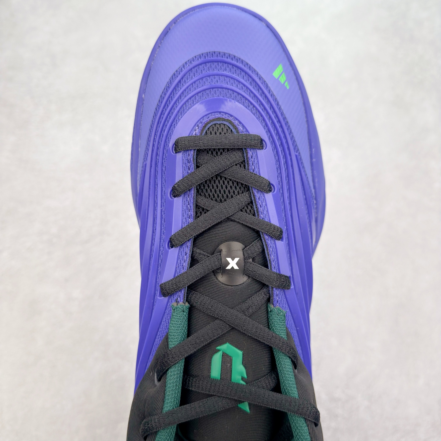 图片[4]-AD Dame 10 Dolla 利拉德十代舒适百搭防滑耐磨低帮篮球鞋 JP6090 采用了经典的色调进行点缀 鞋面设计较为古典 不由得让人想起本世纪初的篮球鞋鞋型 鞋面两侧的可视化支撑片量大管饱 保证了穿着者实战的稳定性 套鞋设定使得鞋履的包裹感更加出色 并且缓解了前几代被诟病的脚背挤压问题 中底部分与鞋面下部色彩自然衔接 让鞋履的色彩视觉感更加阔达 更让人惊叹的便是鞋底也是直接选择了红色 鞋面、中底的色彩结合 不仅证实了前面的复古想法 也让这款鞋履在目前众多爆料的新鞋款中脱颖而出 尺码：40 40.5 41 42 42.5 43 44 44.5 45 46-选品中心