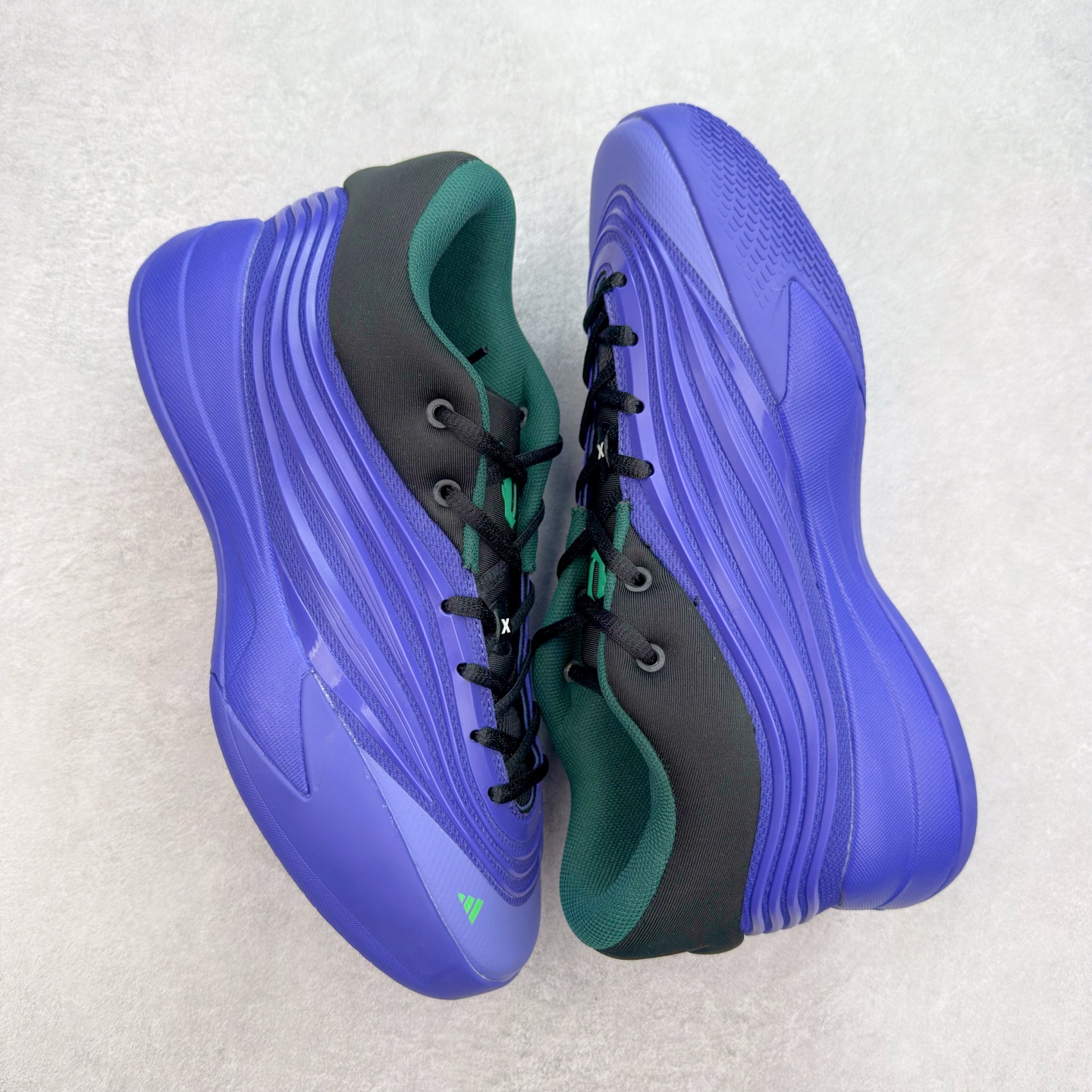 图片[3]-AD Dame 10 Dolla 利拉德十代舒适百搭防滑耐磨低帮篮球鞋 JP6090 采用了经典的色调进行点缀 鞋面设计较为古典 不由得让人想起本世纪初的篮球鞋鞋型 鞋面两侧的可视化支撑片量大管饱 保证了穿着者实战的稳定性 套鞋设定使得鞋履的包裹感更加出色 并且缓解了前几代被诟病的脚背挤压问题 中底部分与鞋面下部色彩自然衔接 让鞋履的色彩视觉感更加阔达 更让人惊叹的便是鞋底也是直接选择了红色 鞋面、中底的色彩结合 不仅证实了前面的复古想法 也让这款鞋履在目前众多爆料的新鞋款中脱颖而出 尺码：40 40.5 41 42 42.5 43 44 44.5 45 46-选品中心