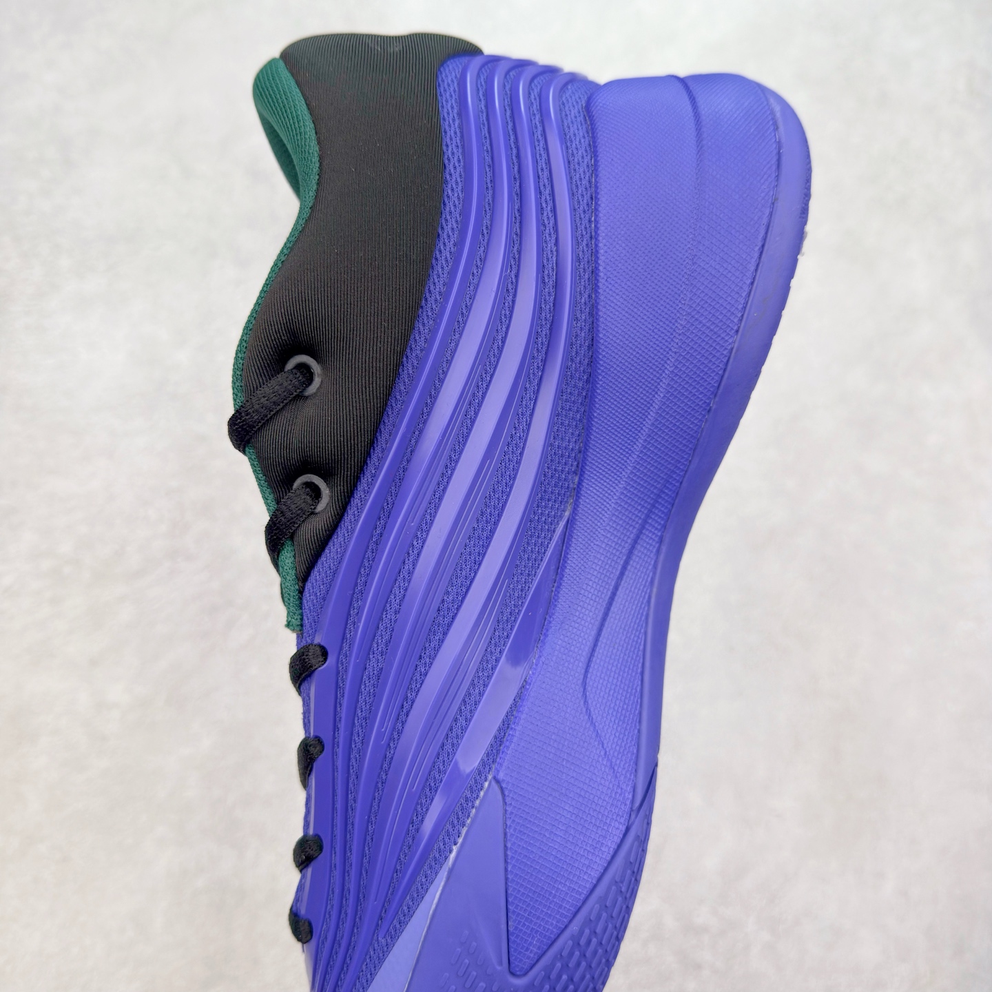 图片[7]-AD Dame 10 Dolla 利拉德十代舒适百搭防滑耐磨低帮篮球鞋 JP6090 采用了经典的色调进行点缀 鞋面设计较为古典 不由得让人想起本世纪初的篮球鞋鞋型 鞋面两侧的可视化支撑片量大管饱 保证了穿着者实战的稳定性 套鞋设定使得鞋履的包裹感更加出色 并且缓解了前几代被诟病的脚背挤压问题 中底部分与鞋面下部色彩自然衔接 让鞋履的色彩视觉感更加阔达 更让人惊叹的便是鞋底也是直接选择了红色 鞋面、中底的色彩结合 不仅证实了前面的复古想法 也让这款鞋履在目前众多爆料的新鞋款中脱颖而出 尺码：40 40.5 41 42 42.5 43 44 44.5 45 46-选品中心