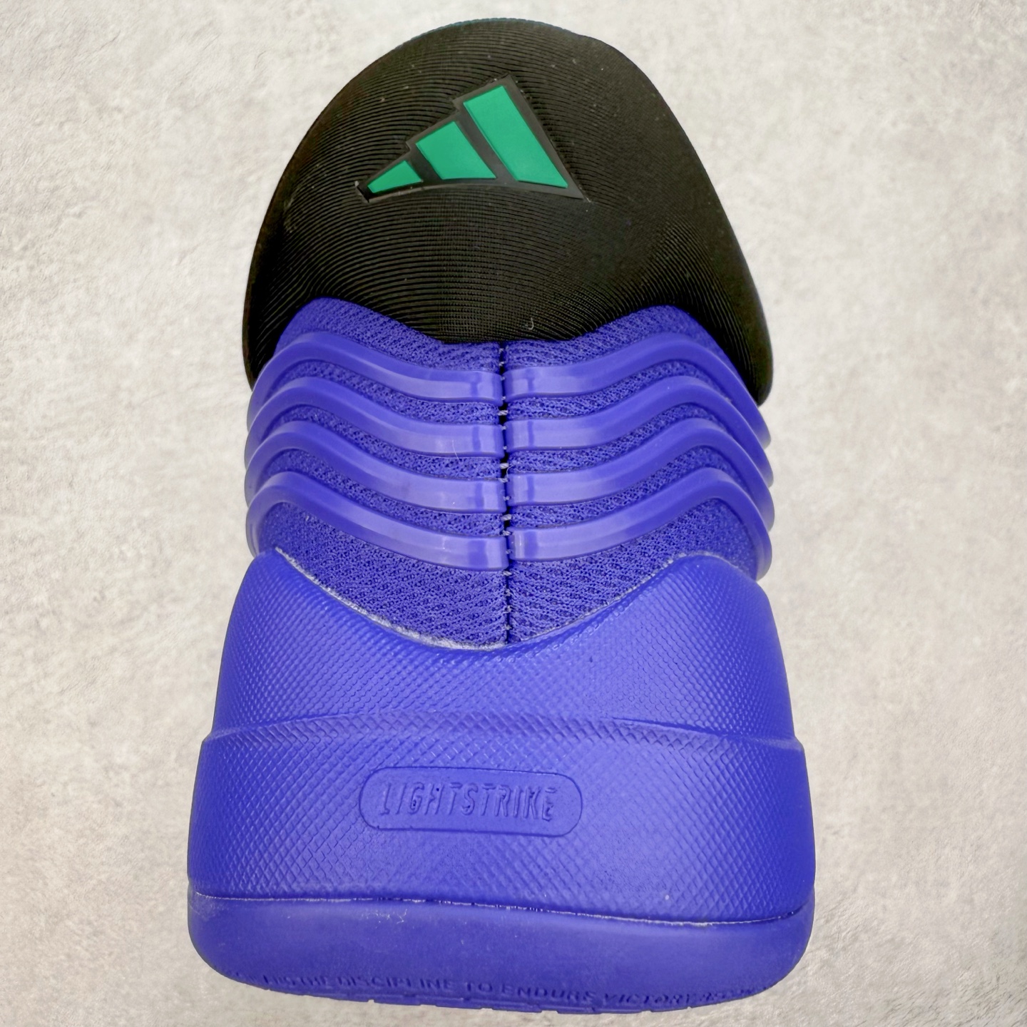 图片[8]-AD Dame 10 Dolla 利拉德十代舒适百搭防滑耐磨低帮篮球鞋 JP6090 采用了经典的色调进行点缀 鞋面设计较为古典 不由得让人想起本世纪初的篮球鞋鞋型 鞋面两侧的可视化支撑片量大管饱 保证了穿着者实战的稳定性 套鞋设定使得鞋履的包裹感更加出色 并且缓解了前几代被诟病的脚背挤压问题 中底部分与鞋面下部色彩自然衔接 让鞋履的色彩视觉感更加阔达 更让人惊叹的便是鞋底也是直接选择了红色 鞋面、中底的色彩结合 不仅证实了前面的复古想法 也让这款鞋履在目前众多爆料的新鞋款中脱颖而出 尺码：40 40.5 41 42 42.5 43 44 44.5 45 46-选品中心