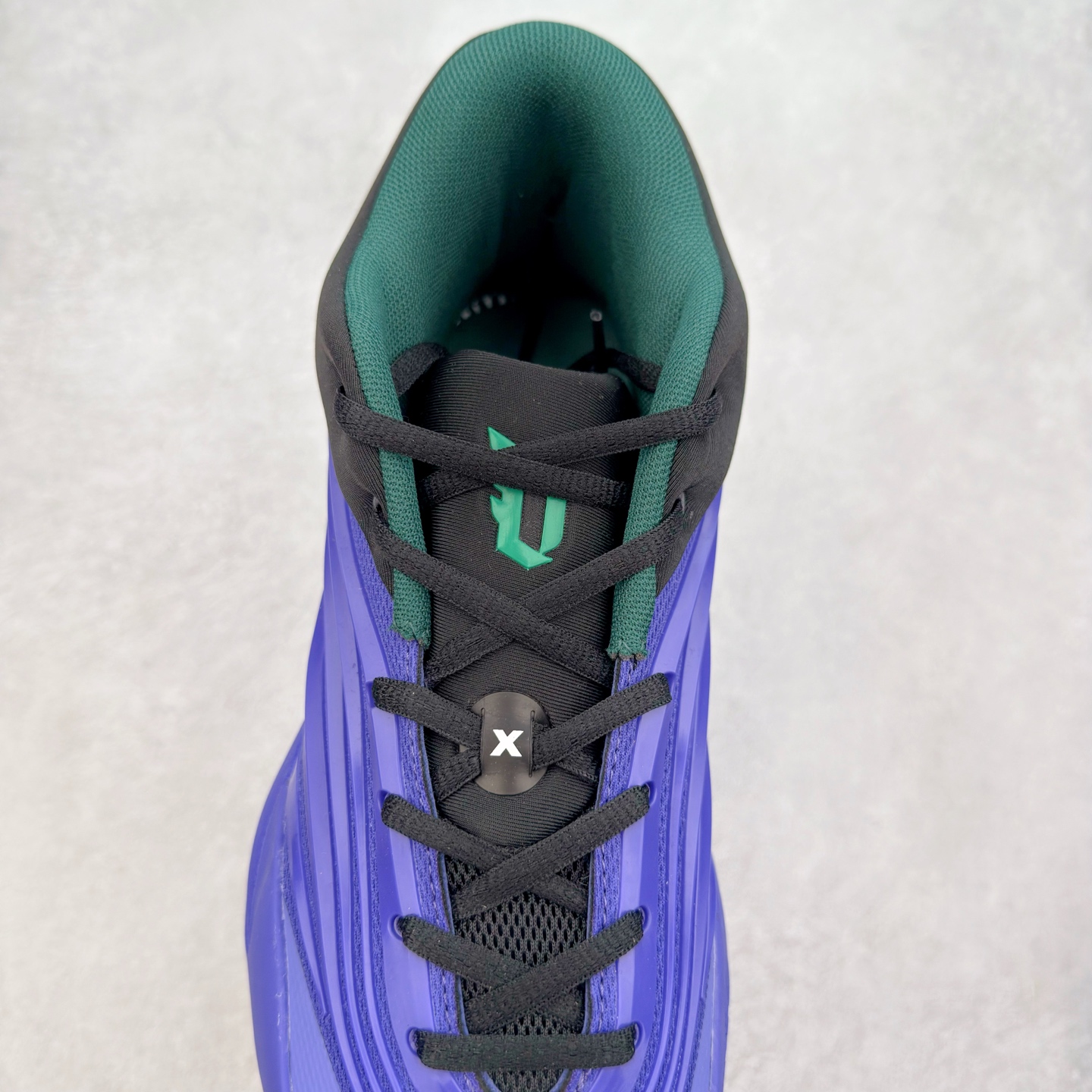 图片[5]-AD Dame 10 Dolla 利拉德十代舒适百搭防滑耐磨低帮篮球鞋 JP6090 采用了经典的色调进行点缀 鞋面设计较为古典 不由得让人想起本世纪初的篮球鞋鞋型 鞋面两侧的可视化支撑片量大管饱 保证了穿着者实战的稳定性 套鞋设定使得鞋履的包裹感更加出色 并且缓解了前几代被诟病的脚背挤压问题 中底部分与鞋面下部色彩自然衔接 让鞋履的色彩视觉感更加阔达 更让人惊叹的便是鞋底也是直接选择了红色 鞋面、中底的色彩结合 不仅证实了前面的复古想法 也让这款鞋履在目前众多爆料的新鞋款中脱颖而出 尺码：40 40.5 41 42 42.5 43 44 44.5 45 46-选品中心