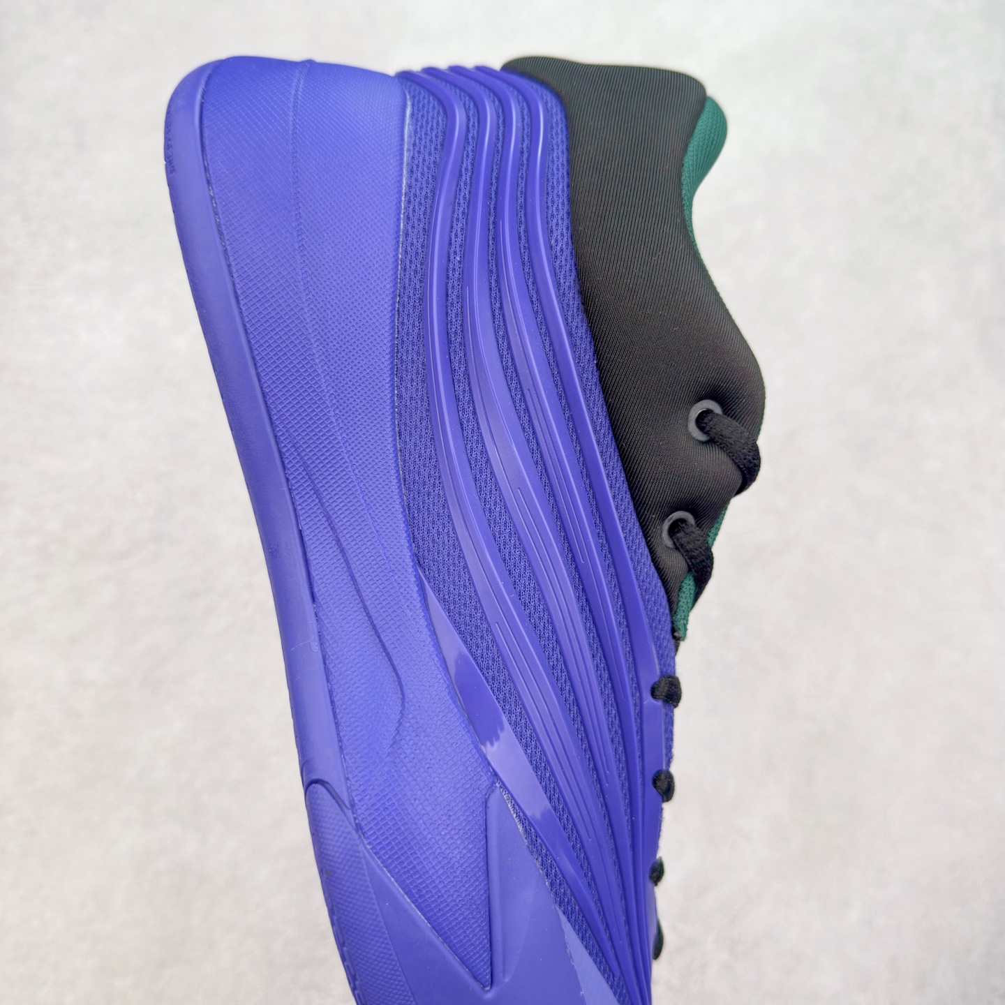 图片[6]-AD Dame 10 Dolla 利拉德十代舒适百搭防滑耐磨低帮篮球鞋 JP6090 采用了经典的色调进行点缀 鞋面设计较为古典 不由得让人想起本世纪初的篮球鞋鞋型 鞋面两侧的可视化支撑片量大管饱 保证了穿着者实战的稳定性 套鞋设定使得鞋履的包裹感更加出色 并且缓解了前几代被诟病的脚背挤压问题 中底部分与鞋面下部色彩自然衔接 让鞋履的色彩视觉感更加阔达 更让人惊叹的便是鞋底也是直接选择了红色 鞋面、中底的色彩结合 不仅证实了前面的复古想法 也让这款鞋履在目前众多爆料的新鞋款中脱颖而出 尺码：40 40.5 41 42 42.5 43 44 44.5 45 46-选品中心