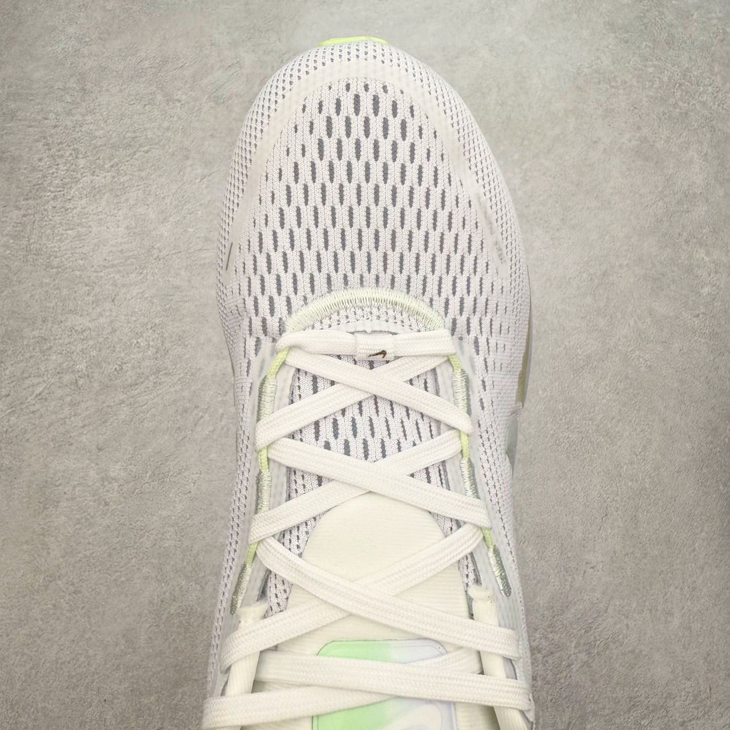 图片[4]-＃纯原福利 NK Air Zoom Vomero 18 轻便舒适公路跑步鞋 HM6803-001 质感柔软 弹力充沛 助力一路畅跑 乐享不停 厚实泡绵缔造舒适的回弹效果 铸就出色跑步表现 该鞋款轻盈透气 带你步入舒适新境界 疾速刺激感和非凡舒适脚感交织 定能让跑者在迈步间找到渴望已久的跑步乐趣 自如掌控跑步节奏、配速和里程 足底缓震配置赋予双足柔软舒适感受 助你一路畅跑 缓震设计 在双足触地时有助提供舒适脚感 搭载性能出众的 ZoomX 和 Cushlon 泡绵 营造柔软舒适脚感 助你稳稳迈步 基于跑者反馈 简化中底设计 带来出色舒适感 尺码：36 36.5 37.5 38 38.5 39 40 40.5 41 42 42.5 43 44 44.5 45-选品中心