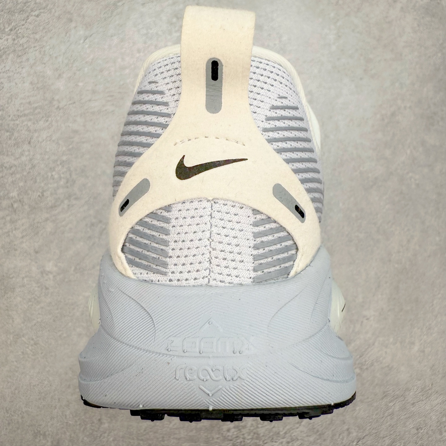 图片[8]-＃纯原福利 NK Air Zoom Vomero 18 轻便舒适公路跑步鞋 HM6803-001 质感柔软 弹力充沛 助力一路畅跑 乐享不停 厚实泡绵缔造舒适的回弹效果 铸就出色跑步表现 该鞋款轻盈透气 带你步入舒适新境界 疾速刺激感和非凡舒适脚感交织 定能让跑者在迈步间找到渴望已久的跑步乐趣 自如掌控跑步节奏、配速和里程 足底缓震配置赋予双足柔软舒适感受 助你一路畅跑 缓震设计 在双足触地时有助提供舒适脚感 搭载性能出众的 ZoomX 和 Cushlon 泡绵 营造柔软舒适脚感 助你稳稳迈步 基于跑者反馈 简化中底设计 带来出色舒适感 尺码：36 36.5 37.5 38 38.5 39 40 40.5 41 42 42.5 43 44 44.5 45-选品中心