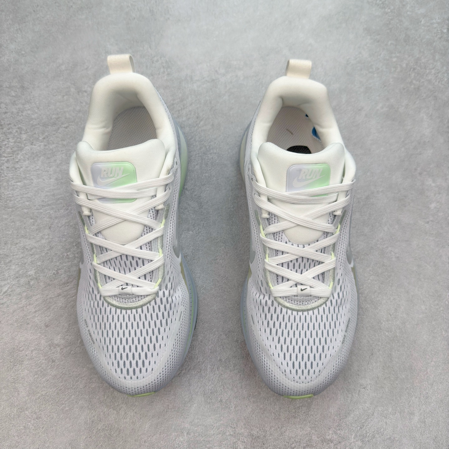 图片[2]-＃纯原福利 NK Air Zoom Vomero 18 轻便舒适公路跑步鞋 HM6803-001 质感柔软 弹力充沛 助力一路畅跑 乐享不停 厚实泡绵缔造舒适的回弹效果 铸就出色跑步表现 该鞋款轻盈透气 带你步入舒适新境界 疾速刺激感和非凡舒适脚感交织 定能让跑者在迈步间找到渴望已久的跑步乐趣 自如掌控跑步节奏、配速和里程 足底缓震配置赋予双足柔软舒适感受 助你一路畅跑 缓震设计 在双足触地时有助提供舒适脚感 搭载性能出众的 ZoomX 和 Cushlon 泡绵 营造柔软舒适脚感 助你稳稳迈步 基于跑者反馈 简化中底设计 带来出色舒适感 尺码：36 36.5 37.5 38 38.5 39 40 40.5 41 42 42.5 43 44 44.5 45-选品中心