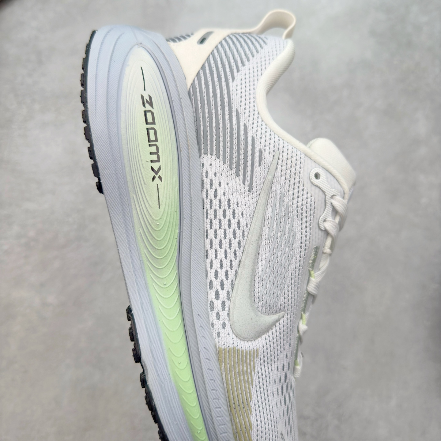 图片[6]-＃纯原福利 NK Air Zoom Vomero 18 轻便舒适公路跑步鞋 HM6803-001 质感柔软 弹力充沛 助力一路畅跑 乐享不停 厚实泡绵缔造舒适的回弹效果 铸就出色跑步表现 该鞋款轻盈透气 带你步入舒适新境界 疾速刺激感和非凡舒适脚感交织 定能让跑者在迈步间找到渴望已久的跑步乐趣 自如掌控跑步节奏、配速和里程 足底缓震配置赋予双足柔软舒适感受 助你一路畅跑 缓震设计 在双足触地时有助提供舒适脚感 搭载性能出众的 ZoomX 和 Cushlon 泡绵 营造柔软舒适脚感 助你稳稳迈步 基于跑者反馈 简化中底设计 带来出色舒适感 尺码：36 36.5 37.5 38 38.5 39 40 40.5 41 42 42.5 43 44 44.5 45-选品中心