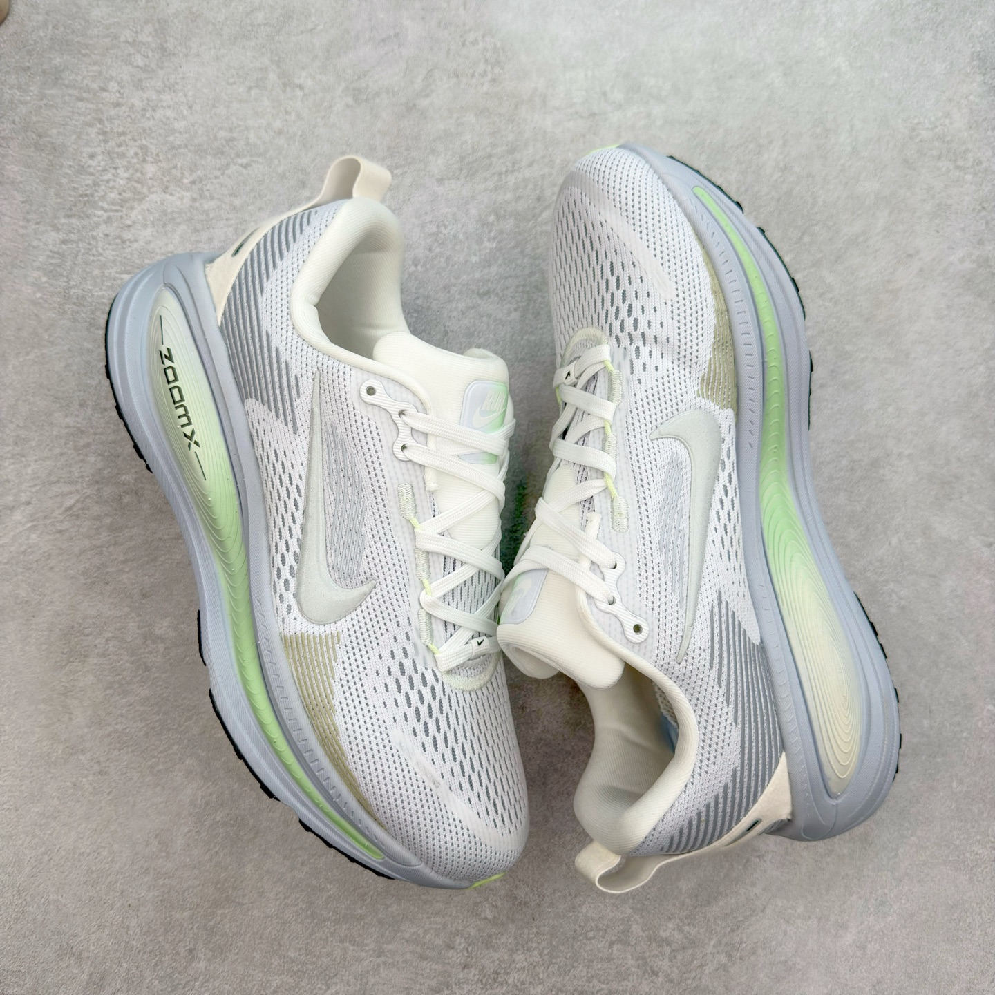 图片[3]-＃纯原福利 NK Air Zoom Vomero 18 轻便舒适公路跑步鞋 HM6803-001 质感柔软 弹力充沛 助力一路畅跑 乐享不停 厚实泡绵缔造舒适的回弹效果 铸就出色跑步表现 该鞋款轻盈透气 带你步入舒适新境界 疾速刺激感和非凡舒适脚感交织 定能让跑者在迈步间找到渴望已久的跑步乐趣 自如掌控跑步节奏、配速和里程 足底缓震配置赋予双足柔软舒适感受 助你一路畅跑 缓震设计 在双足触地时有助提供舒适脚感 搭载性能出众的 ZoomX 和 Cushlon 泡绵 营造柔软舒适脚感 助你稳稳迈步 基于跑者反馈 简化中底设计 带来出色舒适感 尺码：36 36.5 37.5 38 38.5 39 40 40.5 41 42 42.5 43 44 44.5 45-选品中心