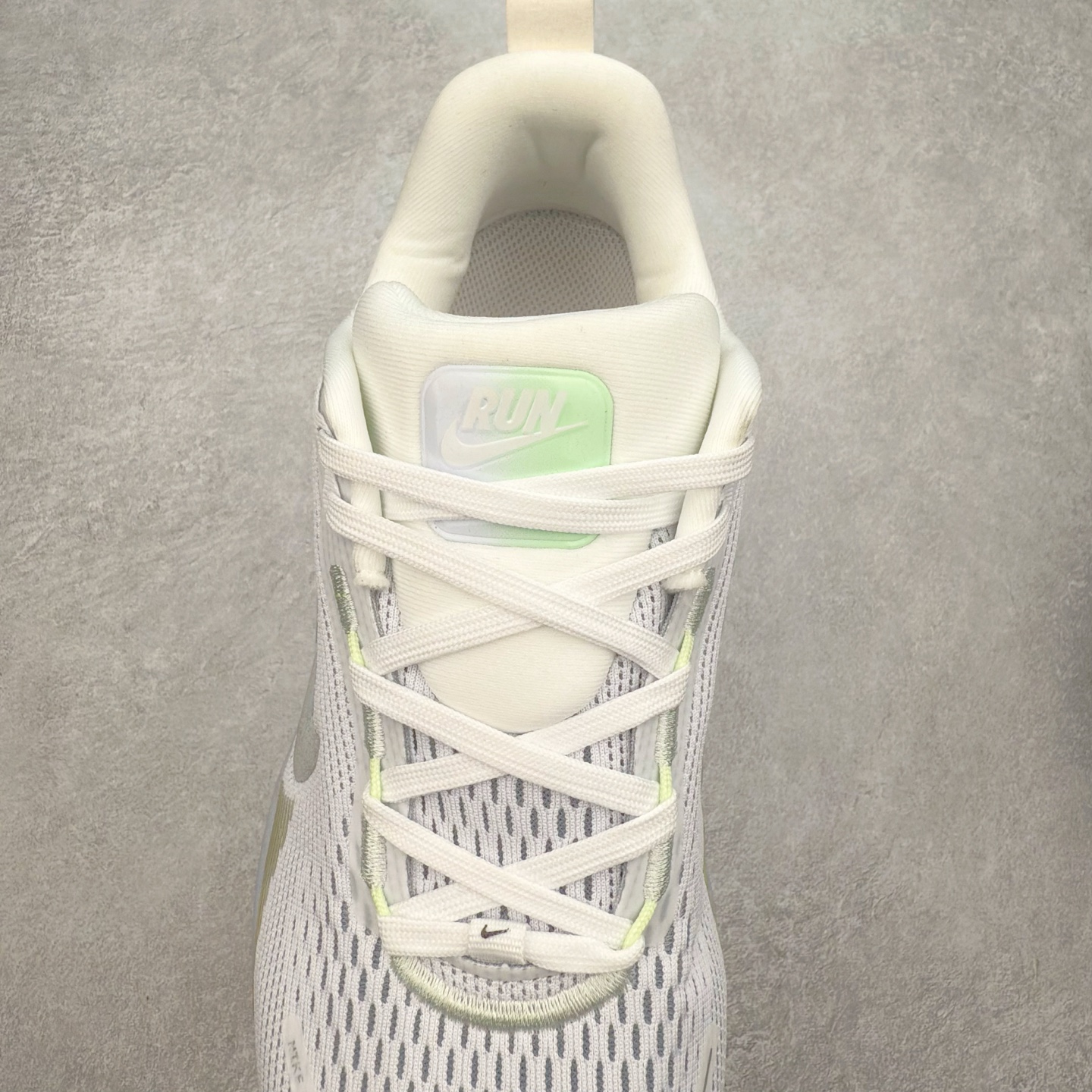 图片[5]-＃纯原福利 NK Air Zoom Vomero 18 轻便舒适公路跑步鞋 HM6803-001 质感柔软 弹力充沛 助力一路畅跑 乐享不停 厚实泡绵缔造舒适的回弹效果 铸就出色跑步表现 该鞋款轻盈透气 带你步入舒适新境界 疾速刺激感和非凡舒适脚感交织 定能让跑者在迈步间找到渴望已久的跑步乐趣 自如掌控跑步节奏、配速和里程 足底缓震配置赋予双足柔软舒适感受 助你一路畅跑 缓震设计 在双足触地时有助提供舒适脚感 搭载性能出众的 ZoomX 和 Cushlon 泡绵 营造柔软舒适脚感 助你稳稳迈步 基于跑者反馈 简化中底设计 带来出色舒适感 尺码：36 36.5 37.5 38 38.5 39 40 40.5 41 42 42.5 43 44 44.5 45-选品中心