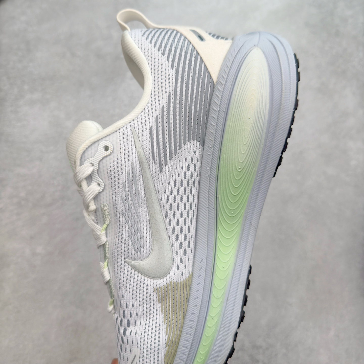 图片[7]-＃纯原福利 NK Air Zoom Vomero 18 轻便舒适公路跑步鞋 HM6803-001 质感柔软 弹力充沛 助力一路畅跑 乐享不停 厚实泡绵缔造舒适的回弹效果 铸就出色跑步表现 该鞋款轻盈透气 带你步入舒适新境界 疾速刺激感和非凡舒适脚感交织 定能让跑者在迈步间找到渴望已久的跑步乐趣 自如掌控跑步节奏、配速和里程 足底缓震配置赋予双足柔软舒适感受 助你一路畅跑 缓震设计 在双足触地时有助提供舒适脚感 搭载性能出众的 ZoomX 和 Cushlon 泡绵 营造柔软舒适脚感 助你稳稳迈步 基于跑者反馈 简化中底设计 带来出色舒适感 尺码：36 36.5 37.5 38 38.5 39 40 40.5 41 42 42.5 43 44 44.5 45-选品中心