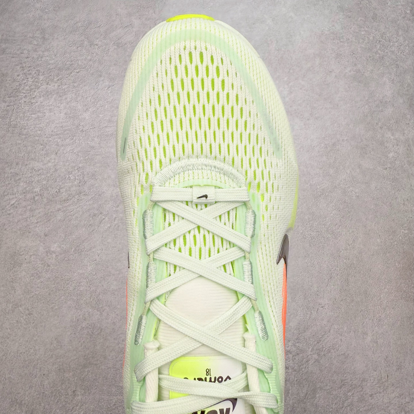 图片[4]-＃纯原福利 NK Air Zoom Vomero 18 轻便舒适公路跑步鞋 HM6803-001 质感柔软 弹力充沛 助力一路畅跑 乐享不停 厚实泡绵缔造舒适的回弹效果 铸就出色跑步表现 该鞋款轻盈透气 带你步入舒适新境界 疾速刺激感和非凡舒适脚感交织 定能让跑者在迈步间找到渴望已久的跑步乐趣 自如掌控跑步节奏、配速和里程 足底缓震配置赋予双足柔软舒适感受 助你一路畅跑 缓震设计 在双足触地时有助提供舒适脚感 搭载性能出众的 ZoomX 和 Cushlon 泡绵 营造柔软舒适脚感 助你稳稳迈步 基于跑者反馈 简化中底设计 带来出色舒适感 尺码：36 36.5 37.5 38 38.5 39 40 40.5 41 42 42.5 43 44 44.5 45-选品中心