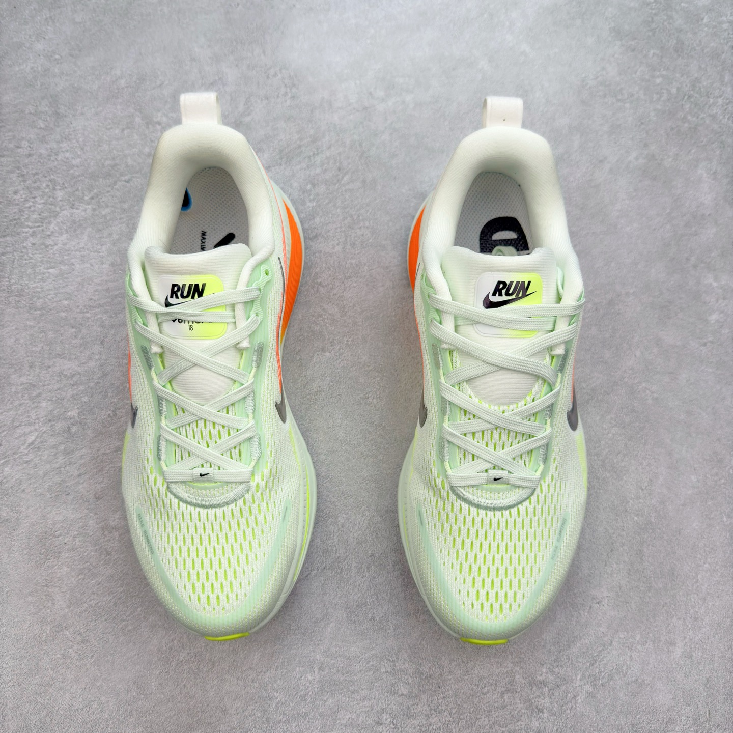 图片[2]-＃纯原福利 NK Air Zoom Vomero 18 轻便舒适公路跑步鞋 HM6803-001 质感柔软 弹力充沛 助力一路畅跑 乐享不停 厚实泡绵缔造舒适的回弹效果 铸就出色跑步表现 该鞋款轻盈透气 带你步入舒适新境界 疾速刺激感和非凡舒适脚感交织 定能让跑者在迈步间找到渴望已久的跑步乐趣 自如掌控跑步节奏、配速和里程 足底缓震配置赋予双足柔软舒适感受 助你一路畅跑 缓震设计 在双足触地时有助提供舒适脚感 搭载性能出众的 ZoomX 和 Cushlon 泡绵 营造柔软舒适脚感 助你稳稳迈步 基于跑者反馈 简化中底设计 带来出色舒适感 尺码：36 36.5 37.5 38 38.5 39 40 40.5 41 42 42.5 43 44 44.5 45-选品中心