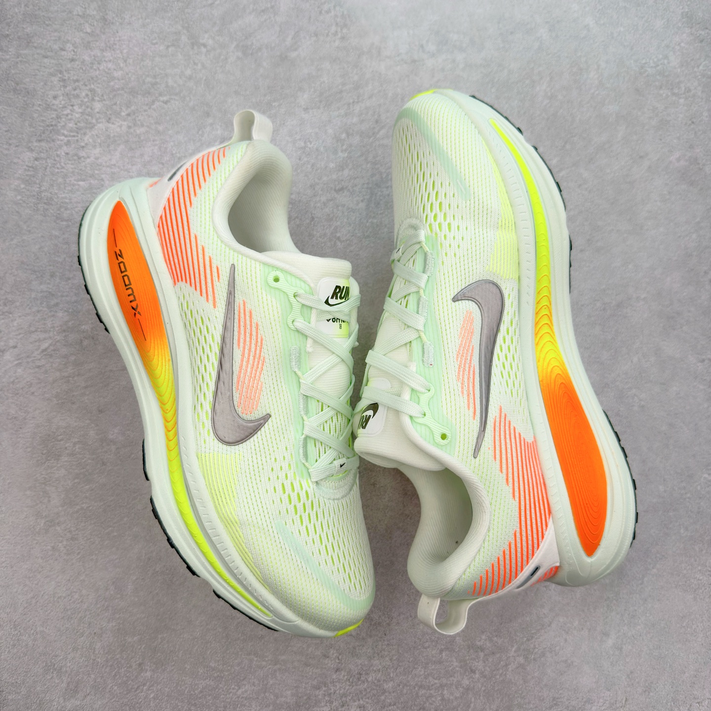 图片[3]-＃纯原福利 NK Air Zoom Vomero 18 轻便舒适公路跑步鞋 HM6803-001 质感柔软 弹力充沛 助力一路畅跑 乐享不停 厚实泡绵缔造舒适的回弹效果 铸就出色跑步表现 该鞋款轻盈透气 带你步入舒适新境界 疾速刺激感和非凡舒适脚感交织 定能让跑者在迈步间找到渴望已久的跑步乐趣 自如掌控跑步节奏、配速和里程 足底缓震配置赋予双足柔软舒适感受 助你一路畅跑 缓震设计 在双足触地时有助提供舒适脚感 搭载性能出众的 ZoomX 和 Cushlon 泡绵 营造柔软舒适脚感 助你稳稳迈步 基于跑者反馈 简化中底设计 带来出色舒适感 尺码：36 36.5 37.5 38 38.5 39 40 40.5 41 42 42.5 43 44 44.5 45-选品中心