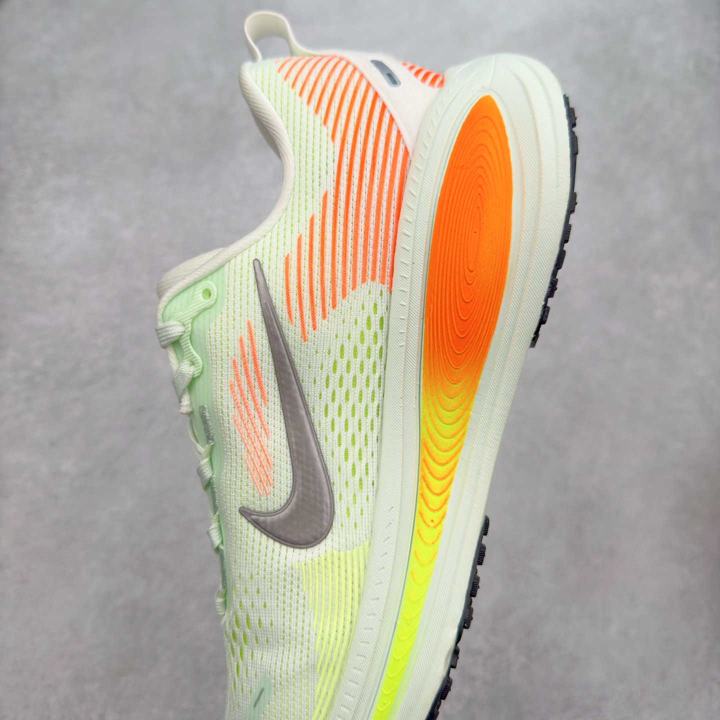 图片[7]-＃纯原福利 NK Air Zoom Vomero 18 轻便舒适公路跑步鞋 HM6803-001 质感柔软 弹力充沛 助力一路畅跑 乐享不停 厚实泡绵缔造舒适的回弹效果 铸就出色跑步表现 该鞋款轻盈透气 带你步入舒适新境界 疾速刺激感和非凡舒适脚感交织 定能让跑者在迈步间找到渴望已久的跑步乐趣 自如掌控跑步节奏、配速和里程 足底缓震配置赋予双足柔软舒适感受 助你一路畅跑 缓震设计 在双足触地时有助提供舒适脚感 搭载性能出众的 ZoomX 和 Cushlon 泡绵 营造柔软舒适脚感 助你稳稳迈步 基于跑者反馈 简化中底设计 带来出色舒适感 尺码：36 36.5 37.5 38 38.5 39 40 40.5 41 42 42.5 43 44 44.5 45-选品中心