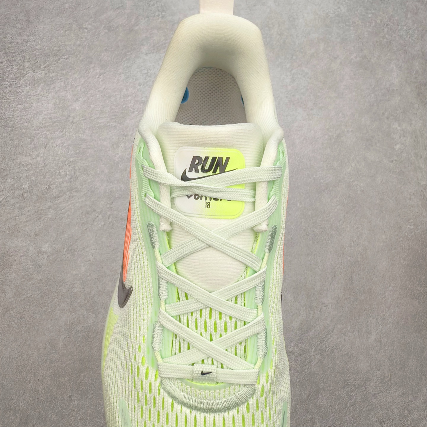 图片[5]-＃纯原福利 NK Air Zoom Vomero 18 轻便舒适公路跑步鞋 HM6803-001 质感柔软 弹力充沛 助力一路畅跑 乐享不停 厚实泡绵缔造舒适的回弹效果 铸就出色跑步表现 该鞋款轻盈透气 带你步入舒适新境界 疾速刺激感和非凡舒适脚感交织 定能让跑者在迈步间找到渴望已久的跑步乐趣 自如掌控跑步节奏、配速和里程 足底缓震配置赋予双足柔软舒适感受 助你一路畅跑 缓震设计 在双足触地时有助提供舒适脚感 搭载性能出众的 ZoomX 和 Cushlon 泡绵 营造柔软舒适脚感 助你稳稳迈步 基于跑者反馈 简化中底设计 带来出色舒适感 尺码：36 36.5 37.5 38 38.5 39 40 40.5 41 42 42.5 43 44 44.5 45-选品中心