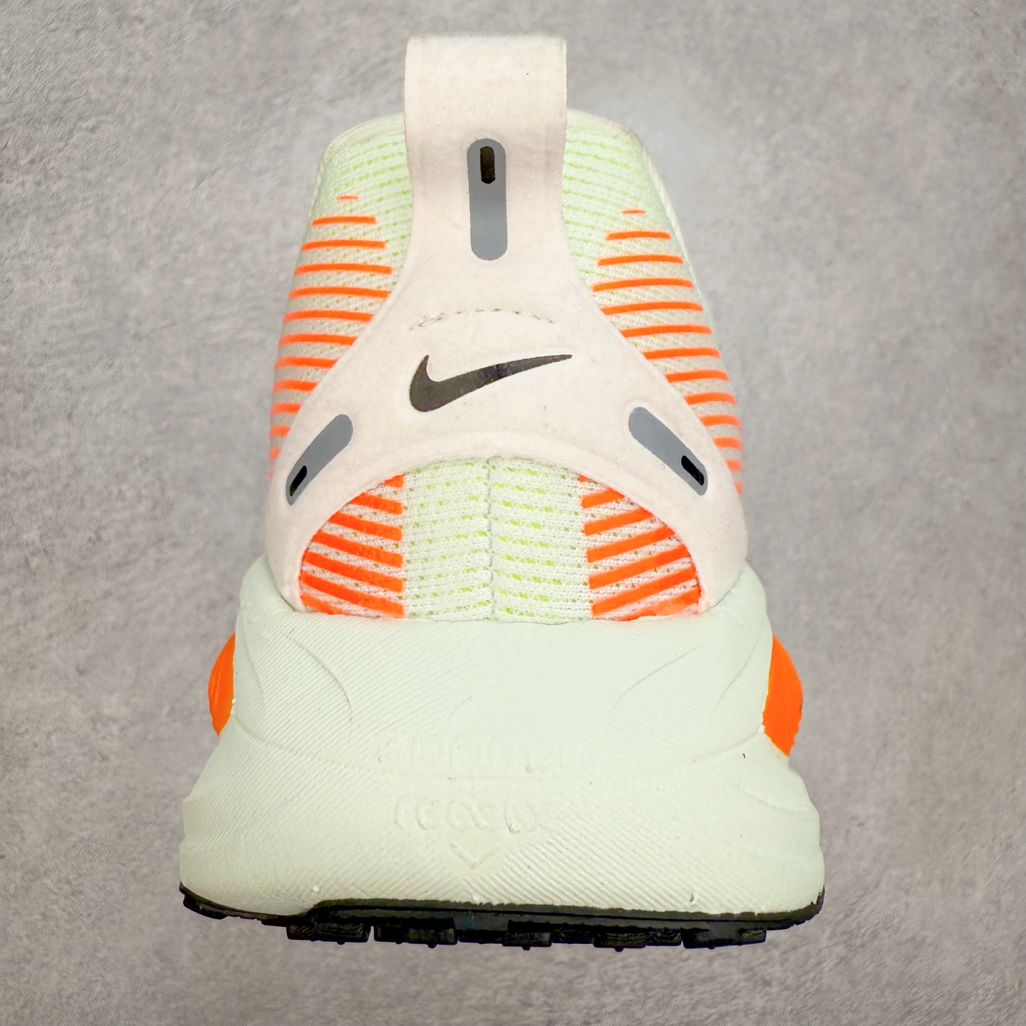 图片[8]-＃纯原福利 NK Air Zoom Vomero 18 轻便舒适公路跑步鞋 HM6803-001 质感柔软 弹力充沛 助力一路畅跑 乐享不停 厚实泡绵缔造舒适的回弹效果 铸就出色跑步表现 该鞋款轻盈透气 带你步入舒适新境界 疾速刺激感和非凡舒适脚感交织 定能让跑者在迈步间找到渴望已久的跑步乐趣 自如掌控跑步节奏、配速和里程 足底缓震配置赋予双足柔软舒适感受 助你一路畅跑 缓震设计 在双足触地时有助提供舒适脚感 搭载性能出众的 ZoomX 和 Cushlon 泡绵 营造柔软舒适脚感 助你稳稳迈步 基于跑者反馈 简化中底设计 带来出色舒适感 尺码：36 36.5 37.5 38 38.5 39 40 40.5 41 42 42.5 43 44 44.5 45-选品中心