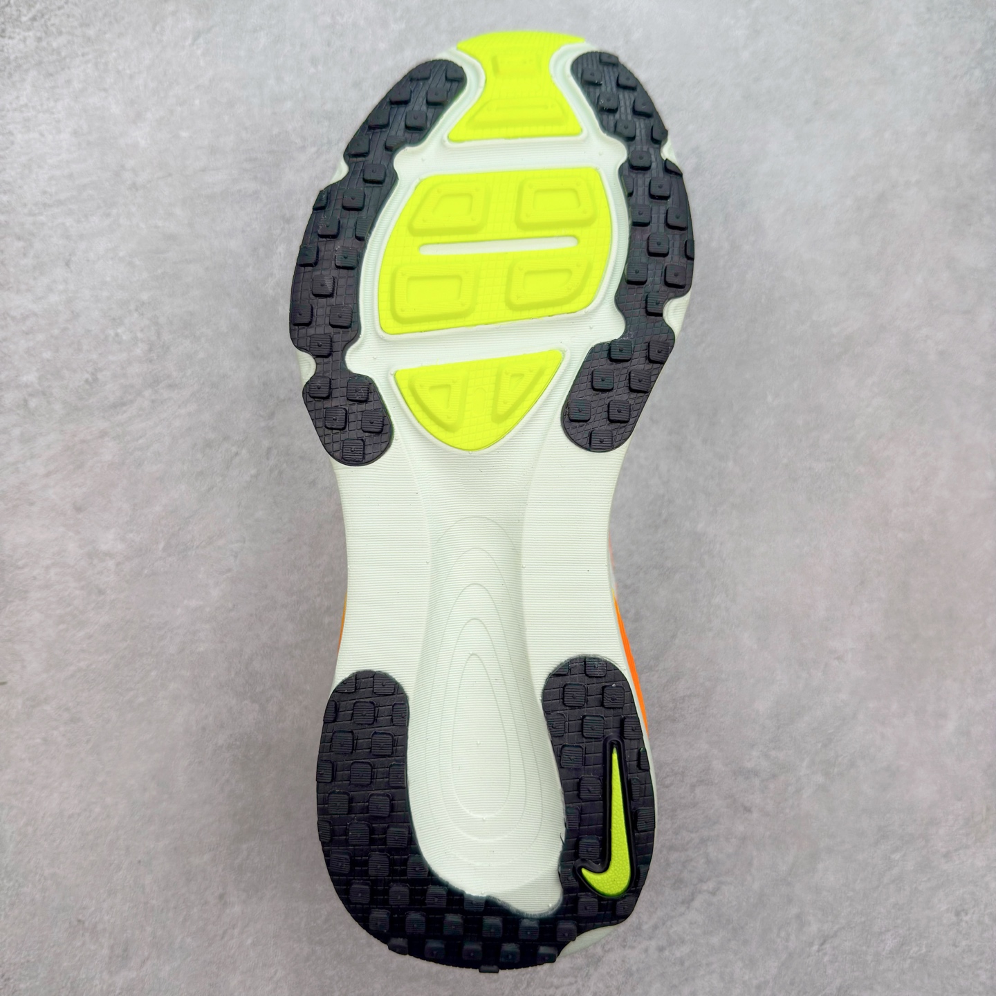 图片[9]-＃纯原福利 NK Air Zoom Vomero 18 轻便舒适公路跑步鞋 HM6803-001 质感柔软 弹力充沛 助力一路畅跑 乐享不停 厚实泡绵缔造舒适的回弹效果 铸就出色跑步表现 该鞋款轻盈透气 带你步入舒适新境界 疾速刺激感和非凡舒适脚感交织 定能让跑者在迈步间找到渴望已久的跑步乐趣 自如掌控跑步节奏、配速和里程 足底缓震配置赋予双足柔软舒适感受 助你一路畅跑 缓震设计 在双足触地时有助提供舒适脚感 搭载性能出众的 ZoomX 和 Cushlon 泡绵 营造柔软舒适脚感 助你稳稳迈步 基于跑者反馈 简化中底设计 带来出色舒适感 尺码：36 36.5 37.5 38 38.5 39 40 40.5 41 42 42.5 43 44 44.5 45-选品中心