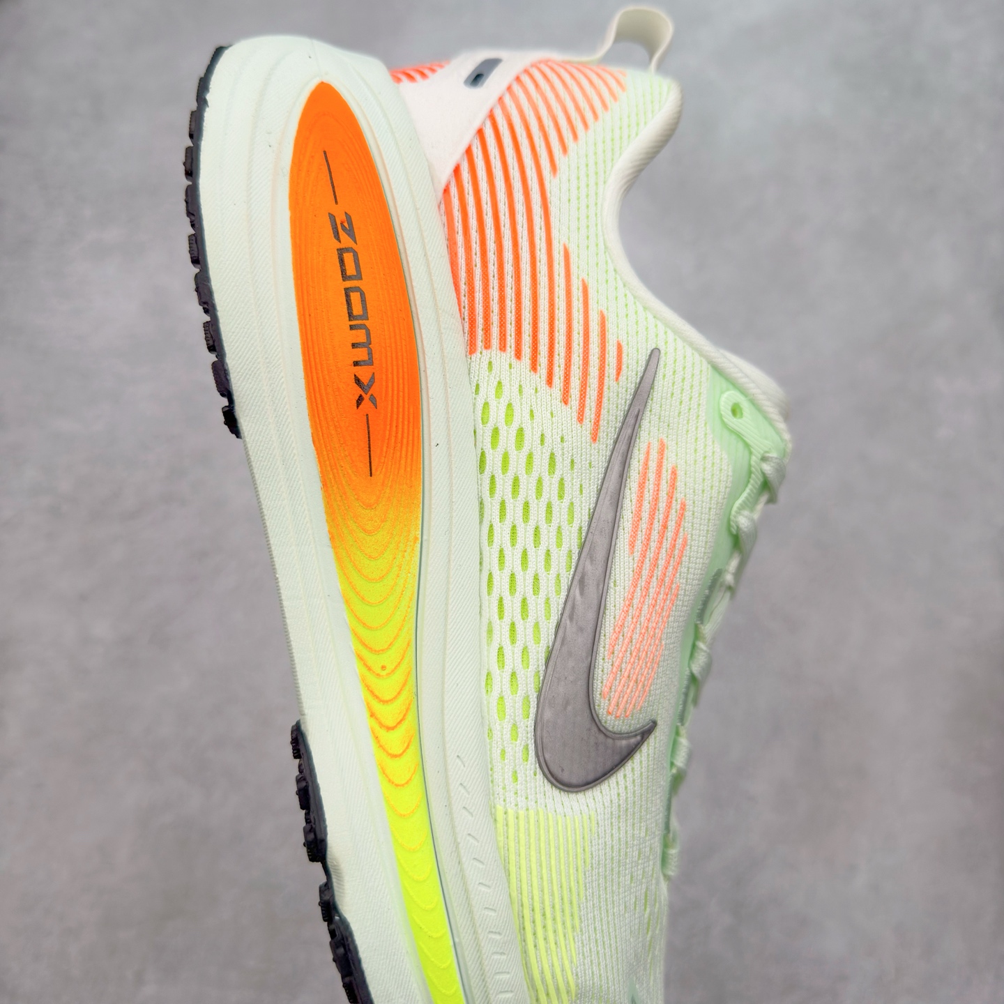 图片[6]-＃纯原福利 NK Air Zoom Vomero 18 轻便舒适公路跑步鞋 HM6803-001 质感柔软 弹力充沛 助力一路畅跑 乐享不停 厚实泡绵缔造舒适的回弹效果 铸就出色跑步表现 该鞋款轻盈透气 带你步入舒适新境界 疾速刺激感和非凡舒适脚感交织 定能让跑者在迈步间找到渴望已久的跑步乐趣 自如掌控跑步节奏、配速和里程 足底缓震配置赋予双足柔软舒适感受 助你一路畅跑 缓震设计 在双足触地时有助提供舒适脚感 搭载性能出众的 ZoomX 和 Cushlon 泡绵 营造柔软舒适脚感 助你稳稳迈步 基于跑者反馈 简化中底设计 带来出色舒适感 尺码：36 36.5 37.5 38 38.5 39 40 40.5 41 42 42.5 43 44 44.5 45-选品中心