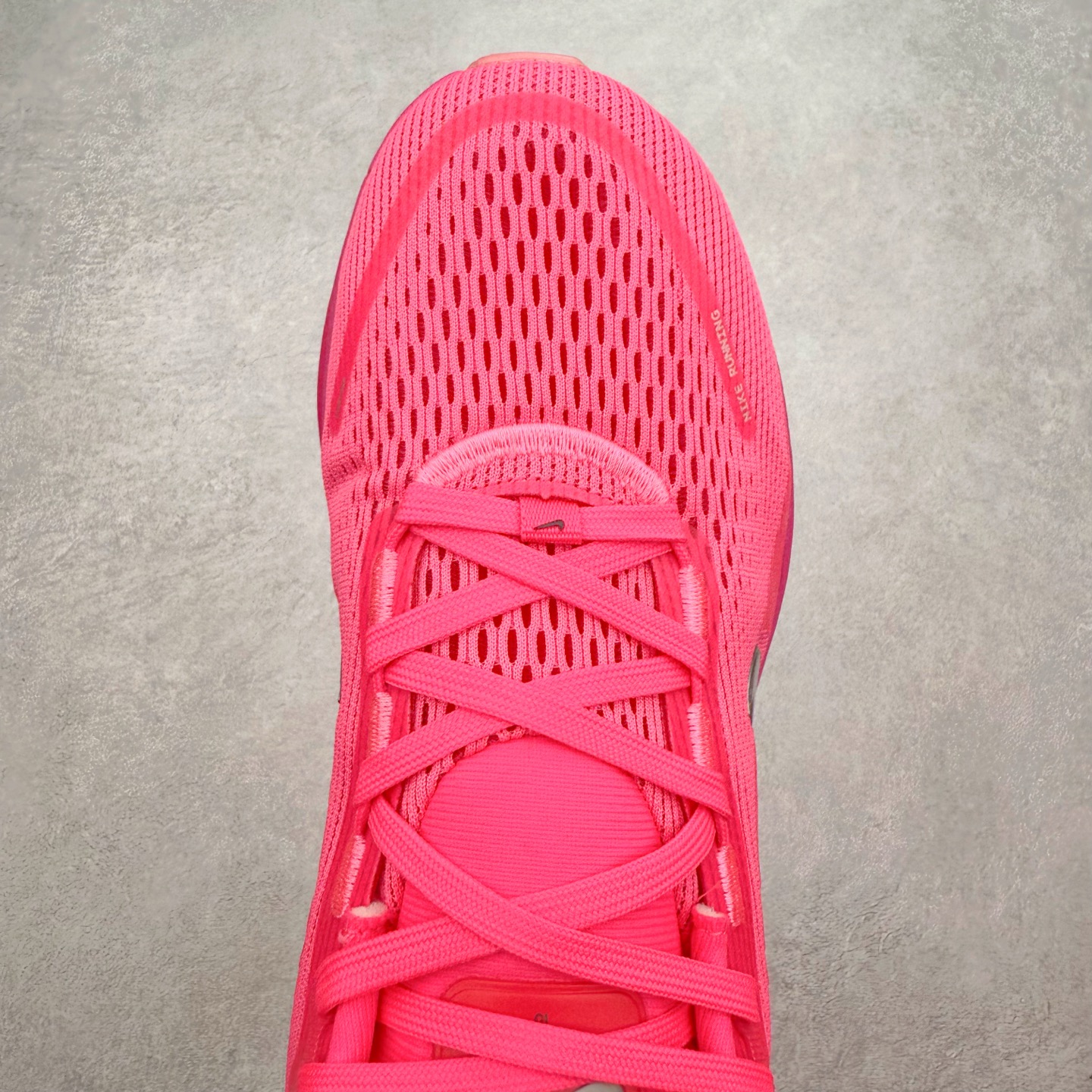 图片[4]-＃纯原福利 NK Air Zoom Vomero 18 轻便舒适公路跑步鞋 HM6803-001 质感柔软 弹力充沛 助力一路畅跑 乐享不停 厚实泡绵缔造舒适的回弹效果 铸就出色跑步表现 该鞋款轻盈透气 带你步入舒适新境界 疾速刺激感和非凡舒适脚感交织 定能让跑者在迈步间找到渴望已久的跑步乐趣 自如掌控跑步节奏、配速和里程 足底缓震配置赋予双足柔软舒适感受 助你一路畅跑 缓震设计 在双足触地时有助提供舒适脚感 搭载性能出众的 ZoomX 和 Cushlon 泡绵 营造柔软舒适脚感 助你稳稳迈步 基于跑者反馈 简化中底设计 带来出色舒适感 尺码：36 36.5 37.5 38 38.5 39 40 40.5 41 42 42.5 43 44 44.5 45-选品中心