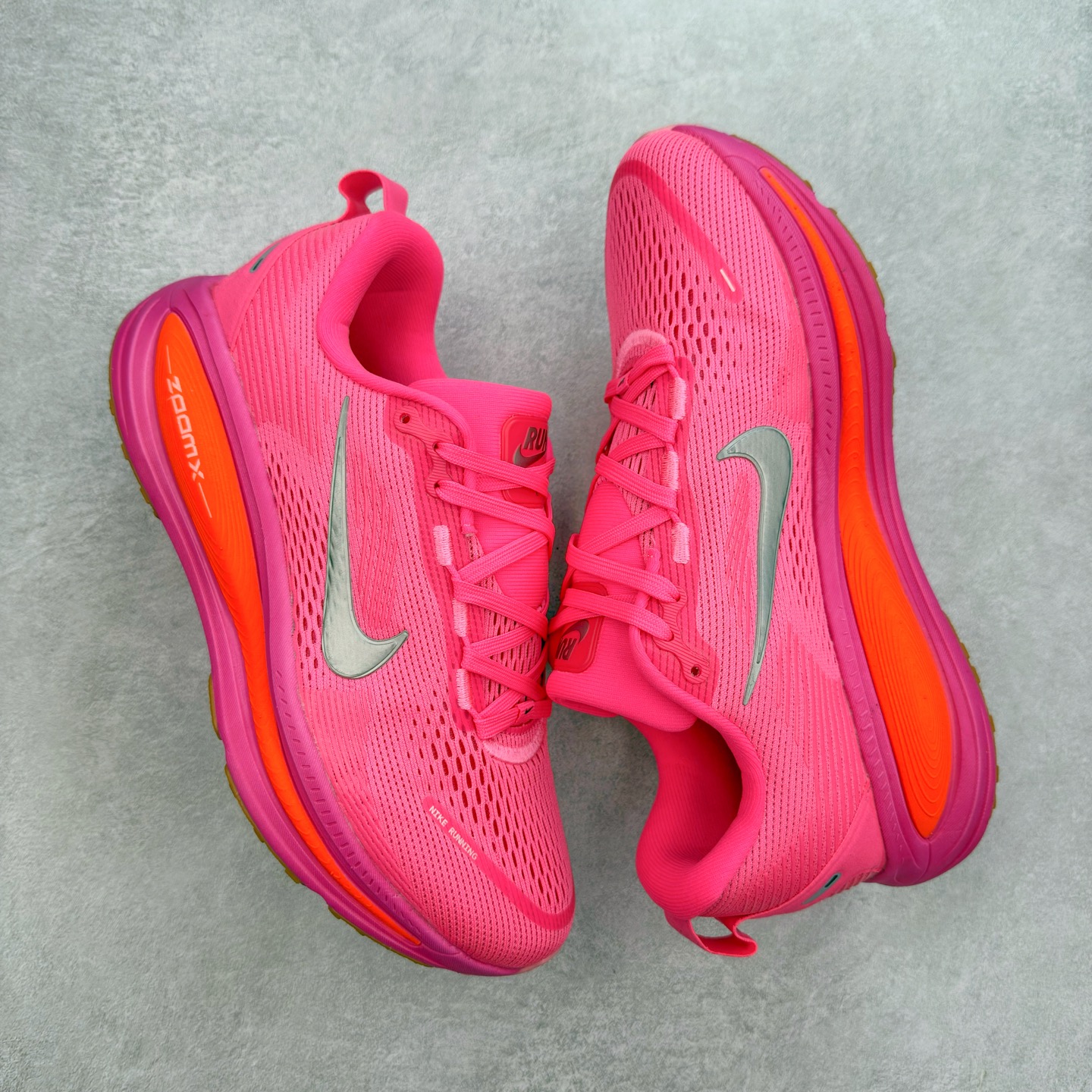 图片[3]-＃纯原福利 NK Air Zoom Vomero 18 轻便舒适公路跑步鞋 HM6803-001 质感柔软 弹力充沛 助力一路畅跑 乐享不停 厚实泡绵缔造舒适的回弹效果 铸就出色跑步表现 该鞋款轻盈透气 带你步入舒适新境界 疾速刺激感和非凡舒适脚感交织 定能让跑者在迈步间找到渴望已久的跑步乐趣 自如掌控跑步节奏、配速和里程 足底缓震配置赋予双足柔软舒适感受 助你一路畅跑 缓震设计 在双足触地时有助提供舒适脚感 搭载性能出众的 ZoomX 和 Cushlon 泡绵 营造柔软舒适脚感 助你稳稳迈步 基于跑者反馈 简化中底设计 带来出色舒适感 尺码：36 36.5 37.5 38 38.5 39 40 40.5 41 42 42.5 43 44 44.5 45-选品中心