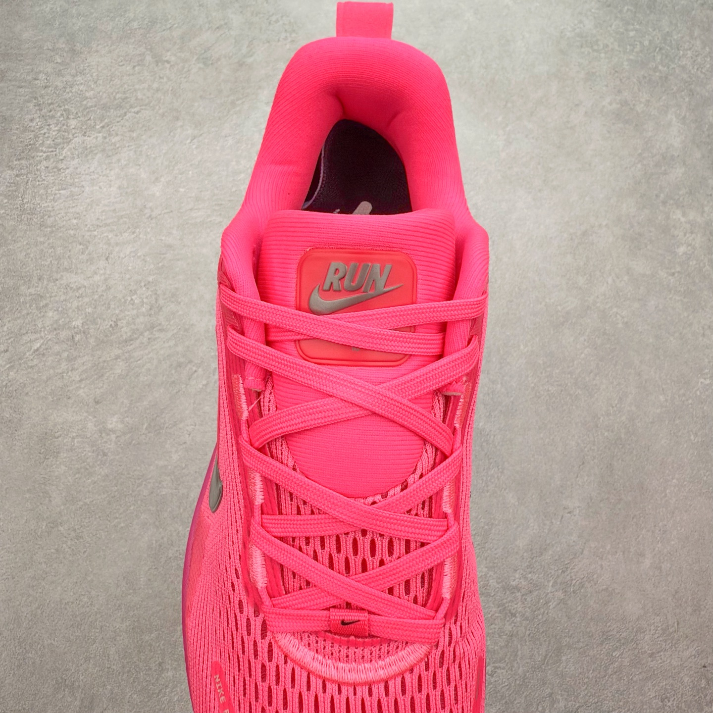 图片[5]-＃纯原福利 NK Air Zoom Vomero 18 轻便舒适公路跑步鞋 HM6803-001 质感柔软 弹力充沛 助力一路畅跑 乐享不停 厚实泡绵缔造舒适的回弹效果 铸就出色跑步表现 该鞋款轻盈透气 带你步入舒适新境界 疾速刺激感和非凡舒适脚感交织 定能让跑者在迈步间找到渴望已久的跑步乐趣 自如掌控跑步节奏、配速和里程 足底缓震配置赋予双足柔软舒适感受 助你一路畅跑 缓震设计 在双足触地时有助提供舒适脚感 搭载性能出众的 ZoomX 和 Cushlon 泡绵 营造柔软舒适脚感 助你稳稳迈步 基于跑者反馈 简化中底设计 带来出色舒适感 尺码：36 36.5 37.5 38 38.5 39 40 40.5 41 42 42.5 43 44 44.5 45-选品中心